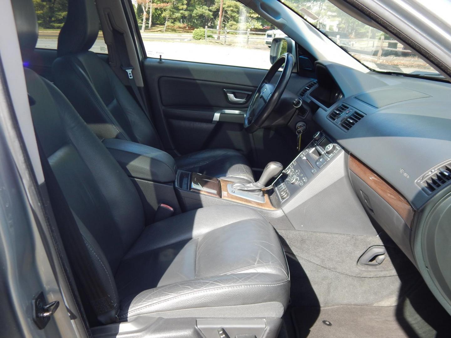 2011 Silver /Black Volvo XC90 3.2 AWD 7-Passenger (YV4952CZ8B1) with an 3.2L L6 DOHC 24V engine, 6-Speed Automatic transmission, located at 6528 Lower York Road, New Hope, PA, 18938, (215) 862-9555, 40.358707, -74.977882 - Here we have a Volvo XC90 with a 3.2L inline 6 cylinder engine putting power to all four wheels via a smooth shifting automatic transmission. Options include: black leather with wood trim, power front seats, heated front seats, dual climate controls, AM/FM/CD radio, tilt steering wheel, cruise contr - Photo#18