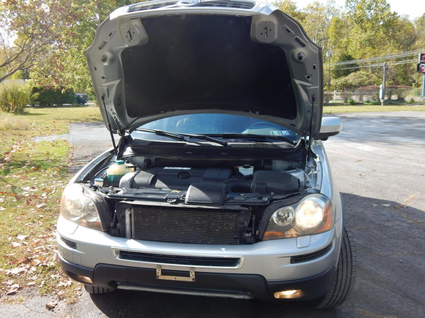 2011 Silver /Black Volvo XC90 3.2 AWD 7-Passenger (YV4952CZ8B1) with an 3.2L L6 DOHC 24V engine, 6-Speed Automatic transmission, located at 6528 Lower York Road, New Hope, PA, 18938, (215) 862-9555, 40.358707, -74.977882 - Here we have a Volvo XC90 with a 3.2L inline 6 cylinder engine putting power to all four wheels via a smooth shifting automatic transmission. Options include: black leather with wood trim, power front seats, heated front seats, dual climate controls, AM/FM/CD radio, tilt steering wheel, cruise contr - Photo#21