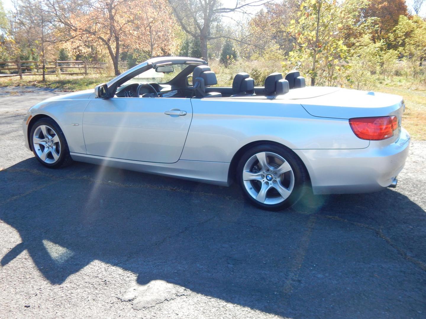2011 Silver /Black BMW 3-Series 335i Convertible (WBADX7C50BE) with an 3.0L L6 DOHC 24V engine, Automatic transmission, located at 6528 Lower York Road, New Hope, PA, 18938, (215) 862-9555, 40.358707, -74.977882 - Here we have a very nice BMW 335i hard top convertible with a 3.0L turbo six cylinder engine putting power to the rear wheels via a smooth shifting automatic transmission. Options include: black leather, wood trim, dual power seats, heated seats, dual climate controls, AM/FM/CD/AUX radio, automatic - Photo#6