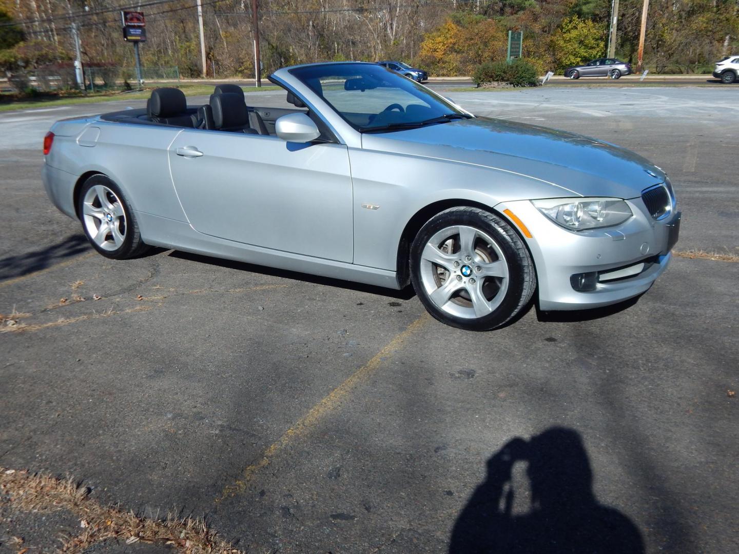 2011 Silver /Black BMW 3-Series 335i Convertible (WBADX7C50BE) with an 3.0L L6 DOHC 24V engine, Automatic transmission, located at 6528 Lower York Road, New Hope, PA, 18938, (215) 862-9555, 40.358707, -74.977882 - Here we have a very nice BMW 335i hard top convertible with a 3.0L turbo six cylinder engine putting power to the rear wheels via a smooth shifting automatic transmission. Options include: black leather, wood trim, dual power seats, heated seats, dual climate controls, AM/FM/CD/AUX radio, automatic - Photo#23
