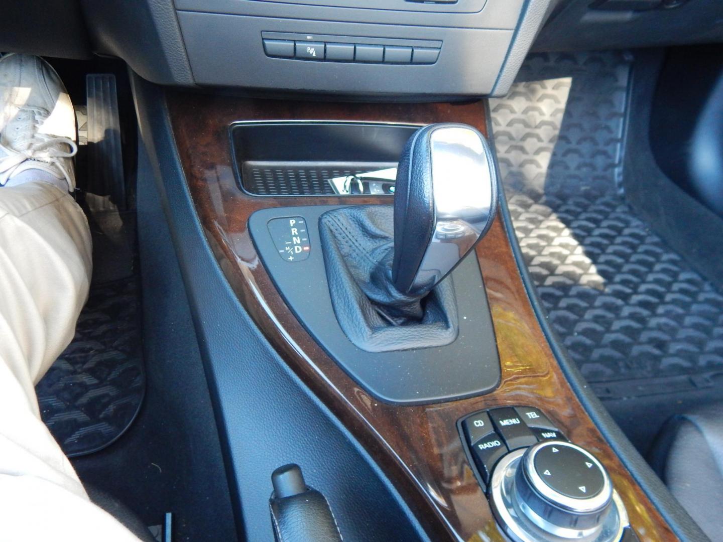 2011 Silver /Black BMW 3-Series 335i Convertible (WBADX7C50BE) with an 3.0L L6 DOHC 24V engine, Automatic transmission, located at 6528 Lower York Road, New Hope, PA, 18938, (215) 862-9555, 40.358707, -74.977882 - Here we have a very nice BMW 335i hard top convertible with a 3.0L turbo six cylinder engine putting power to the rear wheels via a smooth shifting automatic transmission. Options include: black leather, wood trim, dual power seats, heated seats, dual climate controls, AM/FM/CD/AUX radio, automatic - Photo#31