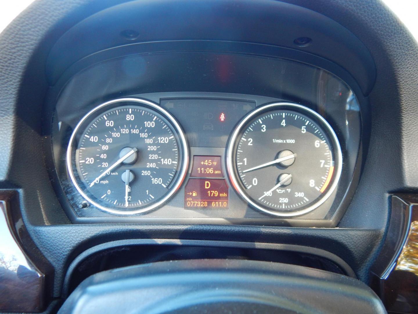 2011 Silver /Black BMW 3-Series 335i Convertible (WBADX7C50BE) with an 3.0L L6 DOHC 24V engine, Automatic transmission, located at 6528 Lower York Road, New Hope, PA, 18938, (215) 862-9555, 40.358707, -74.977882 - Here we have a very nice BMW 335i hard top convertible with a 3.0L turbo six cylinder engine putting power to the rear wheels via a smooth shifting automatic transmission. Options include: black leather, wood trim, dual power seats, heated seats, dual climate controls, AM/FM/CD/AUX radio, automatic - Photo#30