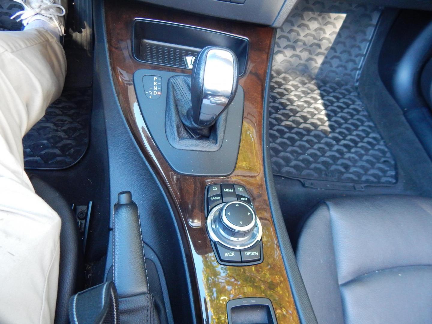 2011 Silver /Black BMW 3-Series 335i Convertible (WBADX7C50BE) with an 3.0L L6 DOHC 24V engine, Automatic transmission, located at 6528 Lower York Road, New Hope, PA, 18938, (215) 862-9555, 40.358707, -74.977882 - Here we have a very nice BMW 335i hard top convertible with a 3.0L turbo six cylinder engine putting power to the rear wheels via a smooth shifting automatic transmission. Options include: black leather, wood trim, dual power seats, heated seats, dual climate controls, AM/FM/CD/AUX radio, automatic - Photo#33