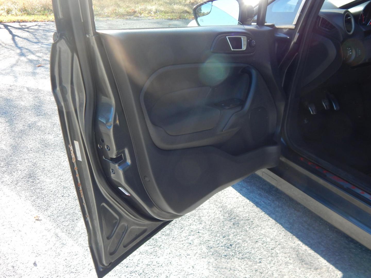 2016 Gray /Black Ford Fiesta ST Hatchback (3FADP4GX1GM) with an 1.6L Turbo engine, 6M transmission, located at 6528 Lower York Road, New Hope, PA, 18938, (215) 862-9555, 40.358707, -74.977882 - Here we have a very fun to drive, Ford Fiesta ST with a 1.6L turbo engine putting power to the front wheels via a 6 speed manual transmission. Options include: black cloth, heated front seats, AC/heat, AM/FM/CD/SAT/BLUETOOTH radio, cruise control, tilt steering wheel, automatic headlights, power win - Photo#8