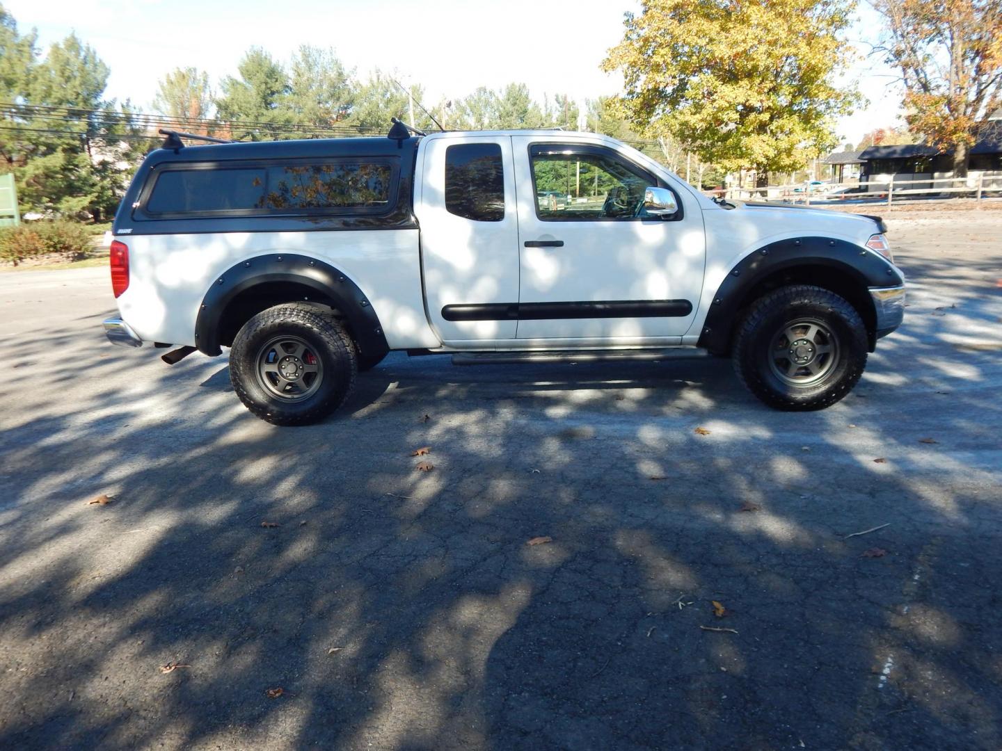 2010 White /Tan Nissan Frontier SE V6 4WD (1N6AD0CWXAC) with an 4.0L V6 DOHC 24V engine, 5-Speed Automatic transmission, located at 6528 Lower York Road, New Hope, PA, 18938, (215) 862-9555, 40.358707, -74.977882 - Here for sale is a very nice 2010 Nissan Frontier SE extended cab pickup truck. Under the hood is a strong running 4.0 liter V6 which puts power to 2 or 4 wheels via a smooth shifting automatic transmission. Features include; Keyless entry with one master key, power windows, power locks, power mir - Photo#3