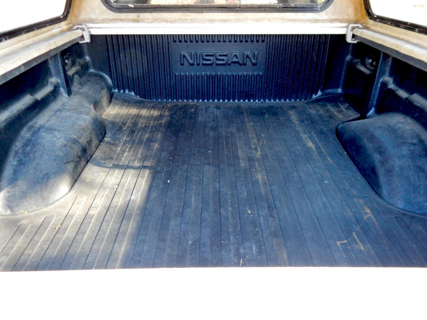 2010 White /Tan Nissan Frontier SE V6 4WD (1N6AD0CWXAC) with an 4.0L V6 DOHC 24V engine, 5-Speed Automatic transmission, located at 6528 Lower York Road, New Hope, PA, 18938, (215) 862-9555, 40.358707, -74.977882 - Here for sale is a very nice 2010 Nissan Frontier SE extended cab pickup truck. Under the hood is a strong running 4.0 liter V6 which puts power to 2 or 4 wheels via a smooth shifting automatic transmission. Features include; Keyless entry with one master key, power windows, power locks, power mir - Photo#8