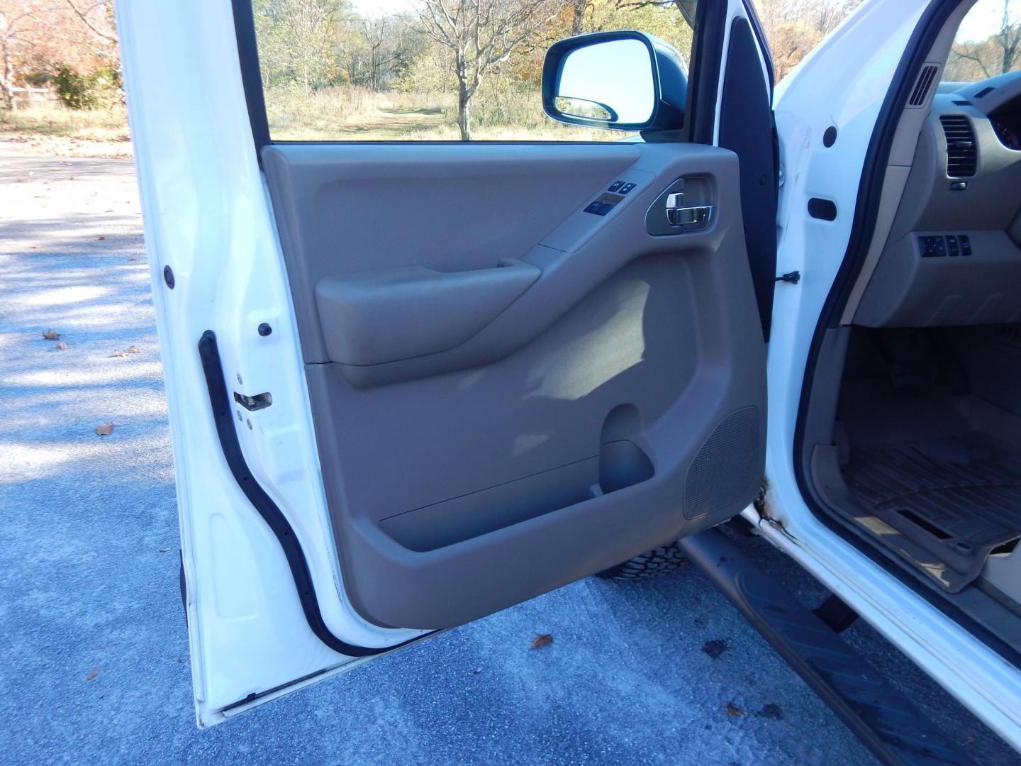 2010 White /Tan Nissan Frontier SE V6 4WD (1N6AD0CWXAC) with an 4.0L V6 DOHC 24V engine, 5-Speed Automatic transmission, located at 6528 Lower York Road, New Hope, PA, 18938, (215) 862-9555, 40.358707, -74.977882 - Here for sale is a very nice 2010 Nissan Frontier SE extended cab pickup truck. Under the hood is a strong running 4.0 liter V6 which puts power to 2 or 4 wheels via a smooth shifting automatic transmission. Features include; Keyless entry with one master key, power windows, power locks, power mir - Photo#9