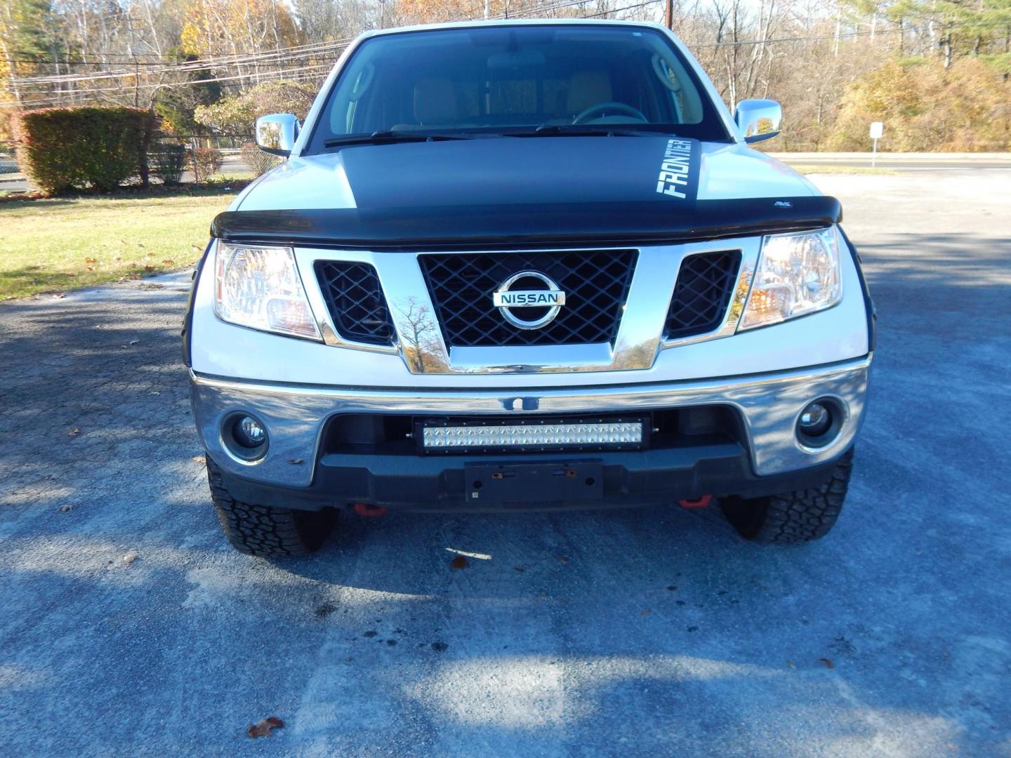 2010 White /Tan Nissan Frontier SE V6 4WD (1N6AD0CWXAC) with an 4.0L V6 DOHC 24V engine, 5-Speed Automatic transmission, located at 6528 Lower York Road, New Hope, PA, 18938, (215) 862-9555, 40.358707, -74.977882 - Here for sale is a very nice 2010 Nissan Frontier SE extended cab pickup truck. Under the hood is a strong running 4.0 liter V6 which puts power to 2 or 4 wheels via a smooth shifting automatic transmission. Features include; Keyless entry with one master key, power windows, power locks, power mir - Photo#6