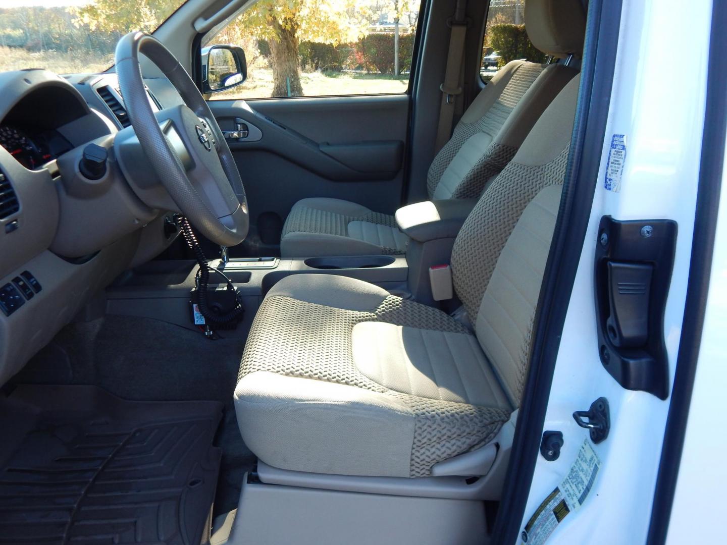 2010 White /Tan Nissan Frontier SE V6 4WD (1N6AD0CWXAC) with an 4.0L V6 DOHC 24V engine, 5-Speed Automatic transmission, located at 6528 Lower York Road, New Hope, PA, 18938, (215) 862-9555, 40.358707, -74.977882 - Here for sale is a very nice 2010 Nissan Frontier SE extended cab pickup truck. Under the hood is a strong running 4.0 liter V6 which puts power to 2 or 4 wheels via a smooth shifting automatic transmission. Features include; Keyless entry with one master key, power windows, power locks, power mir - Photo#10
