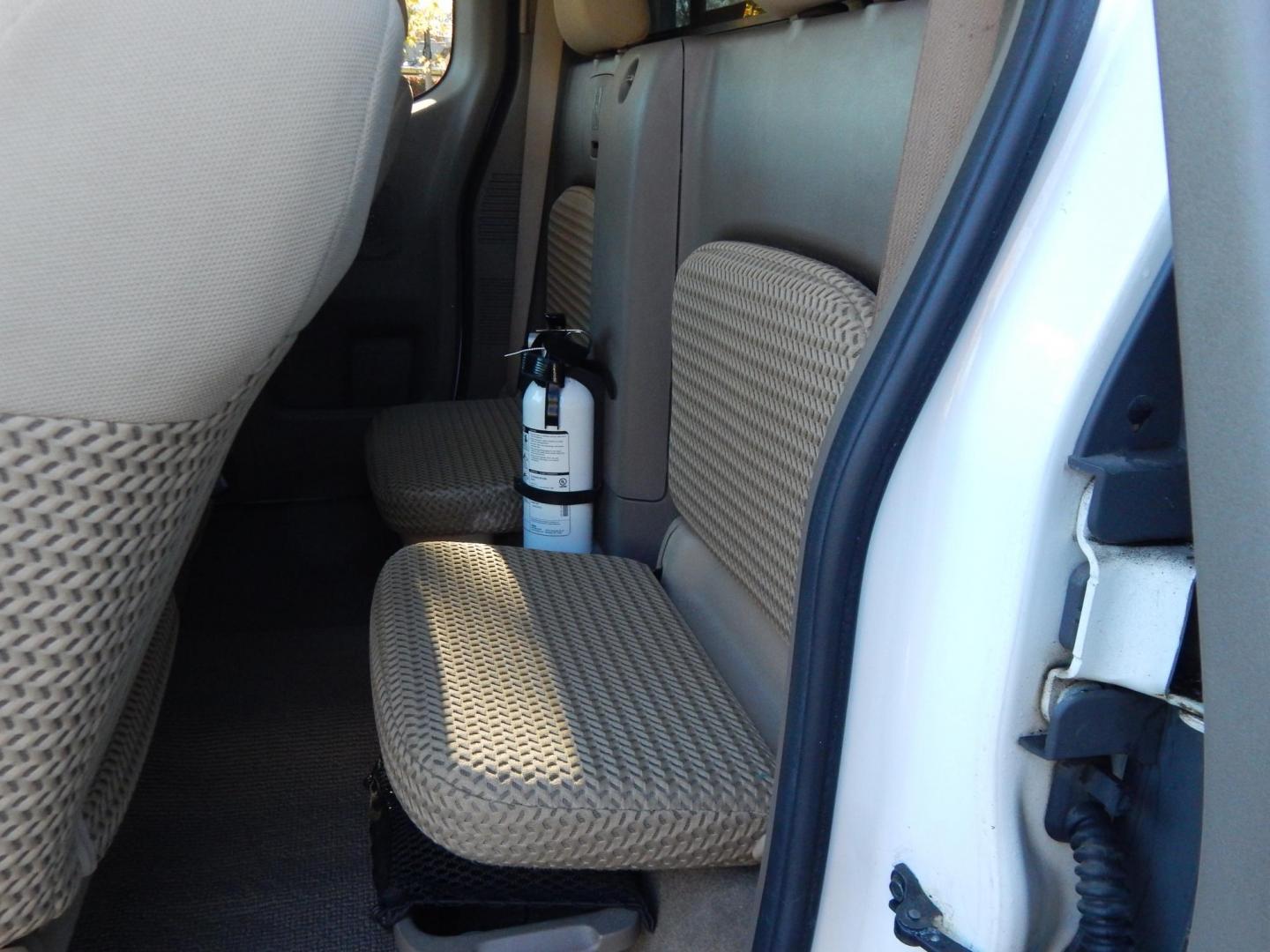 2010 White /Tan Nissan Frontier SE V6 4WD (1N6AD0CWXAC) with an 4.0L V6 DOHC 24V engine, 5-Speed Automatic transmission, located at 6528 Lower York Road, New Hope, PA, 18938, (215) 862-9555, 40.358707, -74.977882 - Here for sale is a very nice 2010 Nissan Frontier SE extended cab pickup truck. Under the hood is a strong running 4.0 liter V6 which puts power to 2 or 4 wheels via a smooth shifting automatic transmission. Features include; Keyless entry with one master key, power windows, power locks, power mir - Photo#11