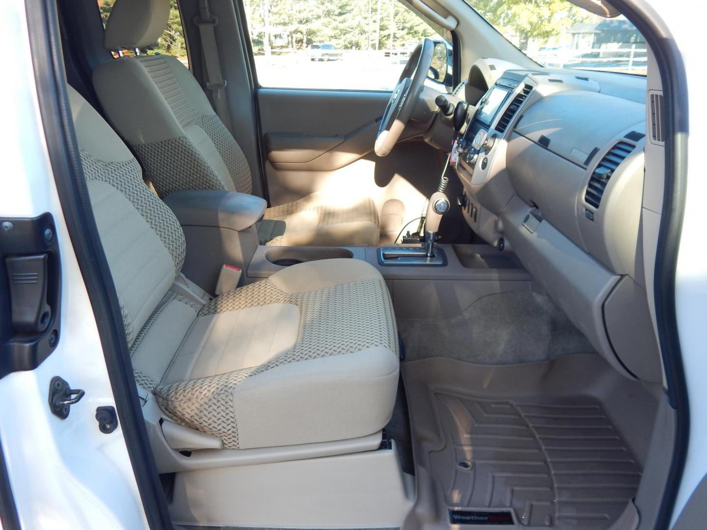 2010 White /Tan Nissan Frontier SE V6 4WD (1N6AD0CWXAC) with an 4.0L V6 DOHC 24V engine, 5-Speed Automatic transmission, located at 6528 Lower York Road, New Hope, PA, 18938, (215) 862-9555, 40.358707, -74.977882 - Here for sale is a very nice 2010 Nissan Frontier SE extended cab pickup truck. Under the hood is a strong running 4.0 liter V6 which puts power to 2 or 4 wheels via a smooth shifting automatic transmission. Features include; Keyless entry with one master key, power windows, power locks, power mir - Photo#14
