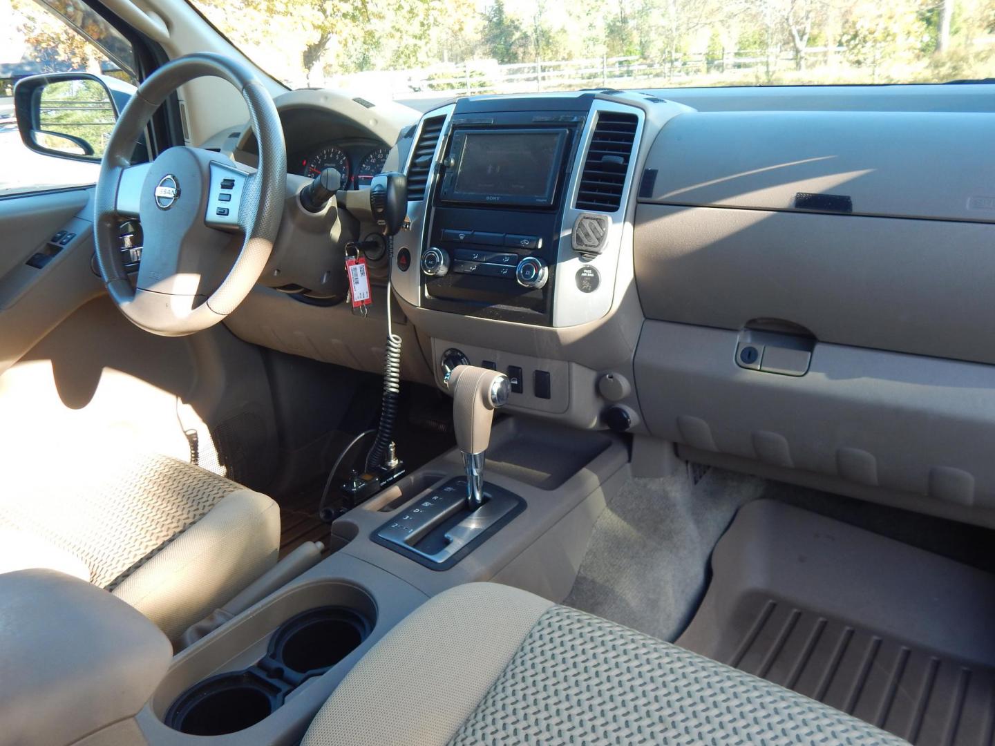 2010 White /Tan Nissan Frontier SE V6 4WD (1N6AD0CWXAC) with an 4.0L V6 DOHC 24V engine, 5-Speed Automatic transmission, located at 6528 Lower York Road, New Hope, PA, 18938, (215) 862-9555, 40.358707, -74.977882 - Here for sale is a very nice 2010 Nissan Frontier SE extended cab pickup truck. Under the hood is a strong running 4.0 liter V6 which puts power to 2 or 4 wheels via a smooth shifting automatic transmission. Features include; Keyless entry with one master key, power windows, power locks, power mir - Photo#16