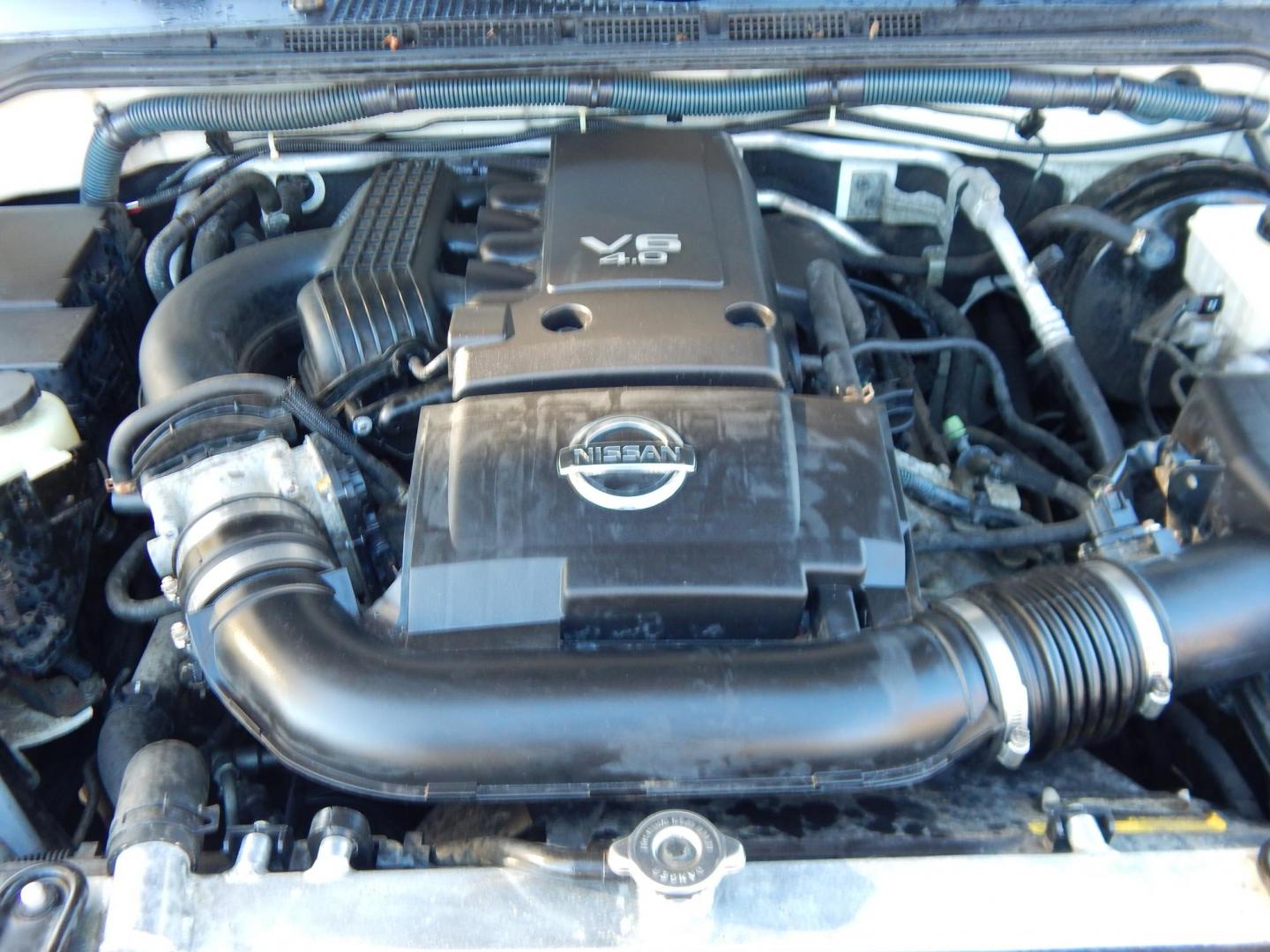 2010 White /Tan Nissan Frontier SE V6 4WD (1N6AD0CWXAC) with an 4.0L V6 DOHC 24V engine, 5-Speed Automatic transmission, located at 6528 Lower York Road, New Hope, PA, 18938, (215) 862-9555, 40.358707, -74.977882 - Here for sale is a very nice 2010 Nissan Frontier SE extended cab pickup truck. Under the hood is a strong running 4.0 liter V6 which puts power to 2 or 4 wheels via a smooth shifting automatic transmission. Features include; Keyless entry with one master key, power windows, power locks, power mir - Photo#17