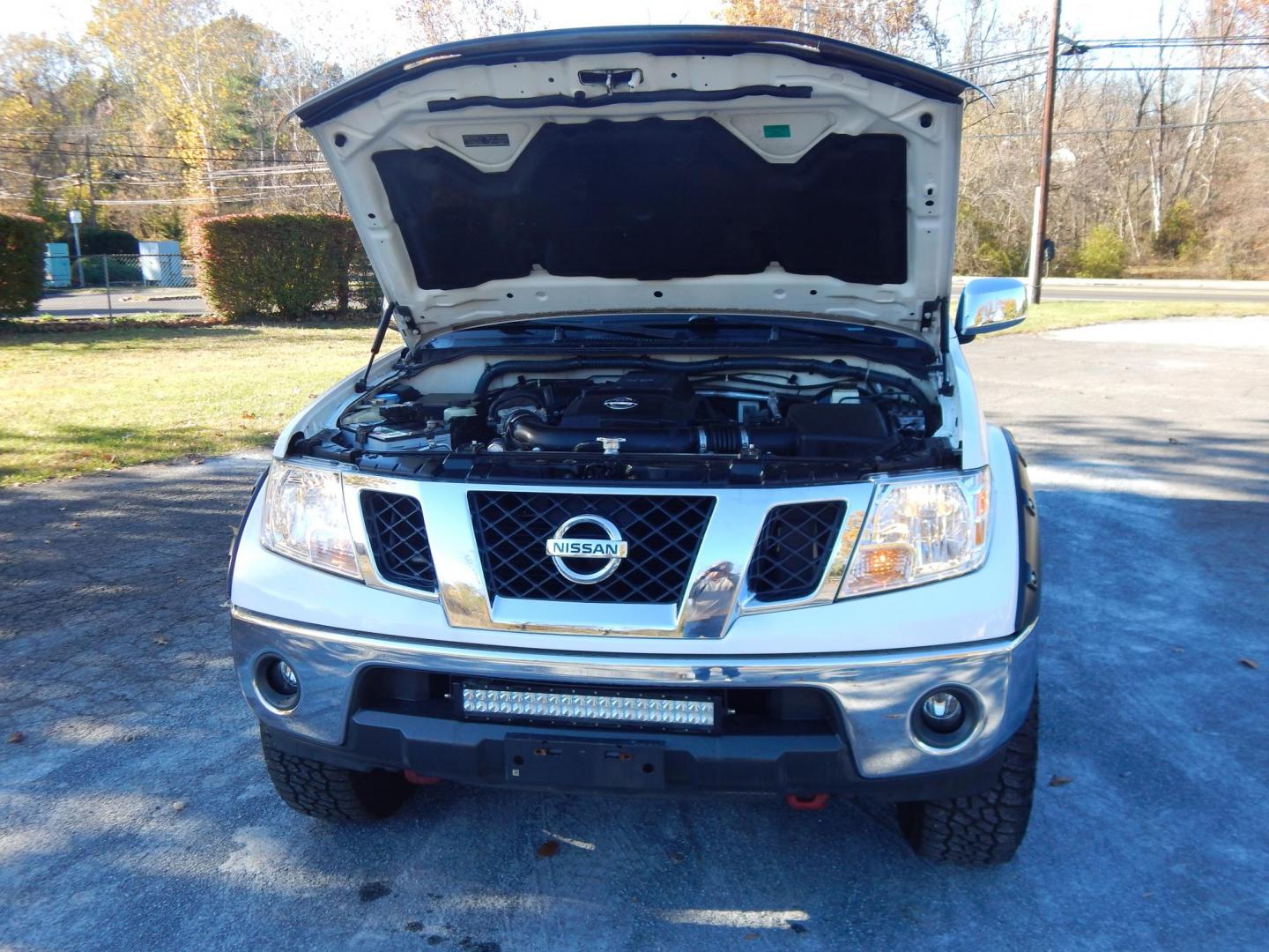 2010 White /Tan Nissan Frontier SE V6 4WD (1N6AD0CWXAC) with an 4.0L V6 DOHC 24V engine, 5-Speed Automatic transmission, located at 6528 Lower York Road, New Hope, PA, 18938, (215) 862-9555, 40.358707, -74.977882 - Here for sale is a very nice 2010 Nissan Frontier SE extended cab pickup truck. Under the hood is a strong running 4.0 liter V6 which puts power to 2 or 4 wheels via a smooth shifting automatic transmission. Features include; Keyless entry with one master key, power windows, power locks, power mir - Photo#18