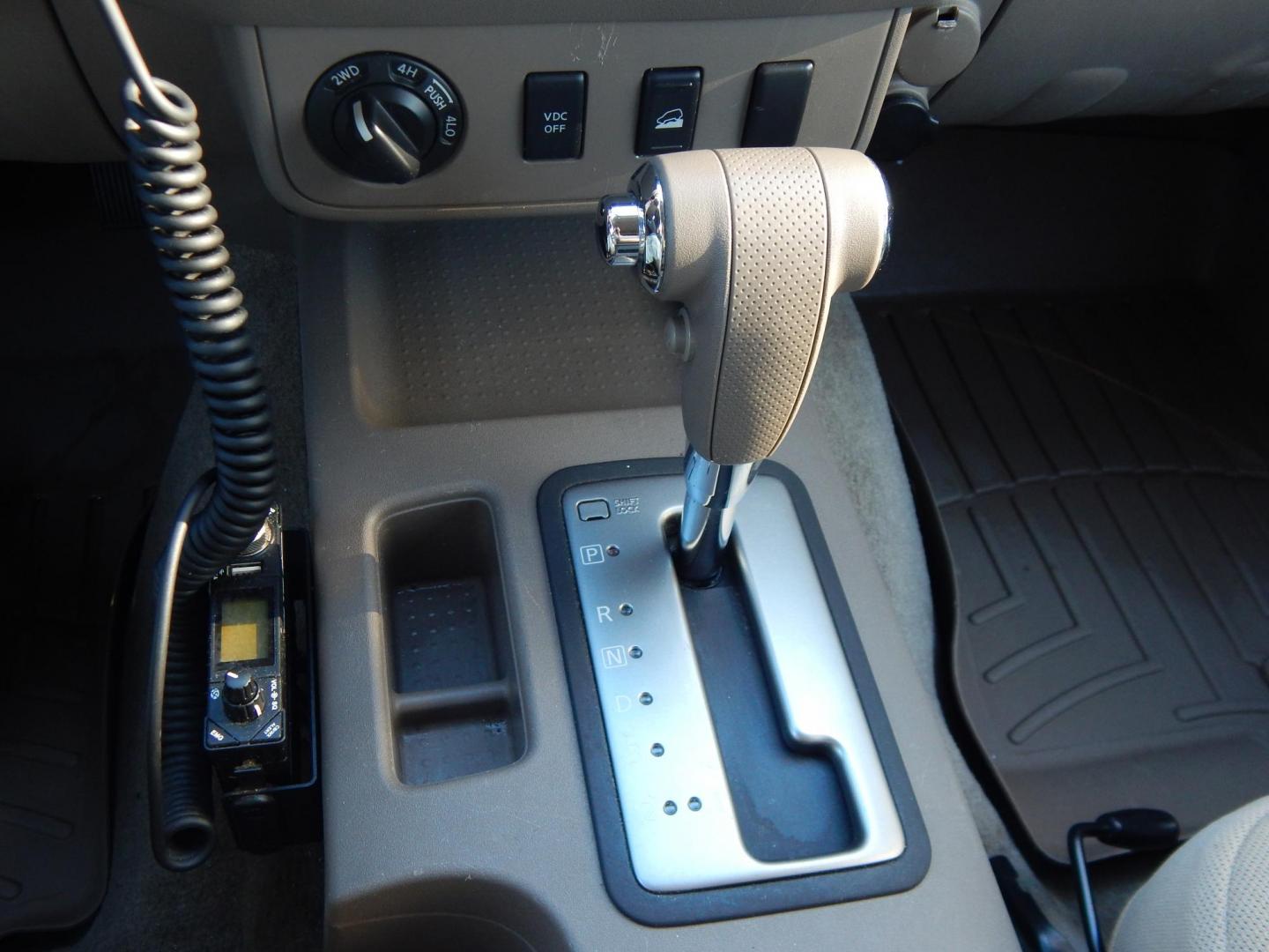 2010 White /Tan Nissan Frontier SE V6 4WD (1N6AD0CWXAC) with an 4.0L V6 DOHC 24V engine, 5-Speed Automatic transmission, located at 6528 Lower York Road, New Hope, PA, 18938, (215) 862-9555, 40.358707, -74.977882 - Here for sale is a very nice 2010 Nissan Frontier SE extended cab pickup truck. Under the hood is a strong running 4.0 liter V6 which puts power to 2 or 4 wheels via a smooth shifting automatic transmission. Features include; Keyless entry with one master key, power windows, power locks, power mir - Photo#21