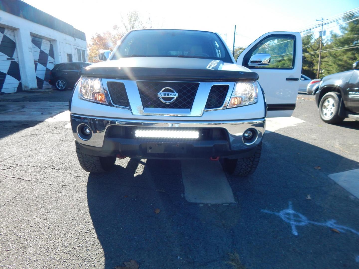2010 White /Tan Nissan Frontier SE V6 4WD (1N6AD0CWXAC) with an 4.0L V6 DOHC 24V engine, 5-Speed Automatic transmission, located at 6528 Lower York Road, New Hope, PA, 18938, (215) 862-9555, 40.358707, -74.977882 - Here for sale is a very nice 2010 Nissan Frontier SE extended cab pickup truck. Under the hood is a strong running 4.0 liter V6 which puts power to 2 or 4 wheels via a smooth shifting automatic transmission. Features include; Keyless entry with one master key, power windows, power locks, power mir - Photo#24
