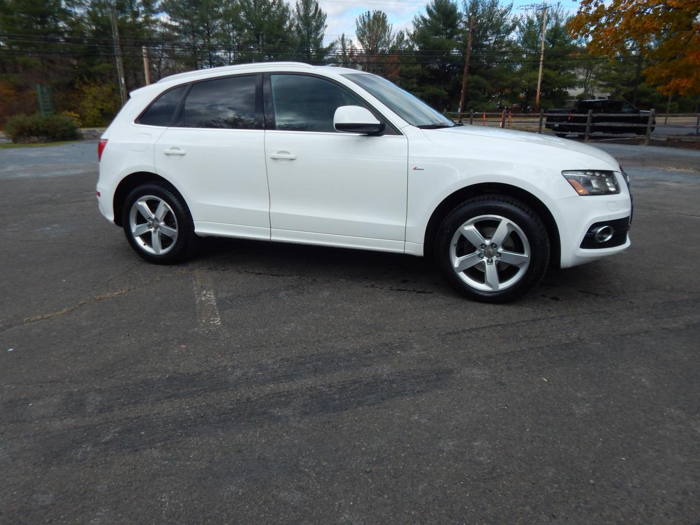 2011 White /Brown Audi Q5 3.2 quattro Premium Plus (WA1DKAFP9BA) with an 3.2L V6 DOHC 24V engine, 6-Speed Automatic transmission, located at 6528 Lower York Road, New Hope, PA, 18938, (215) 862-9555, 40.358707, -74.977882 - Photo#1