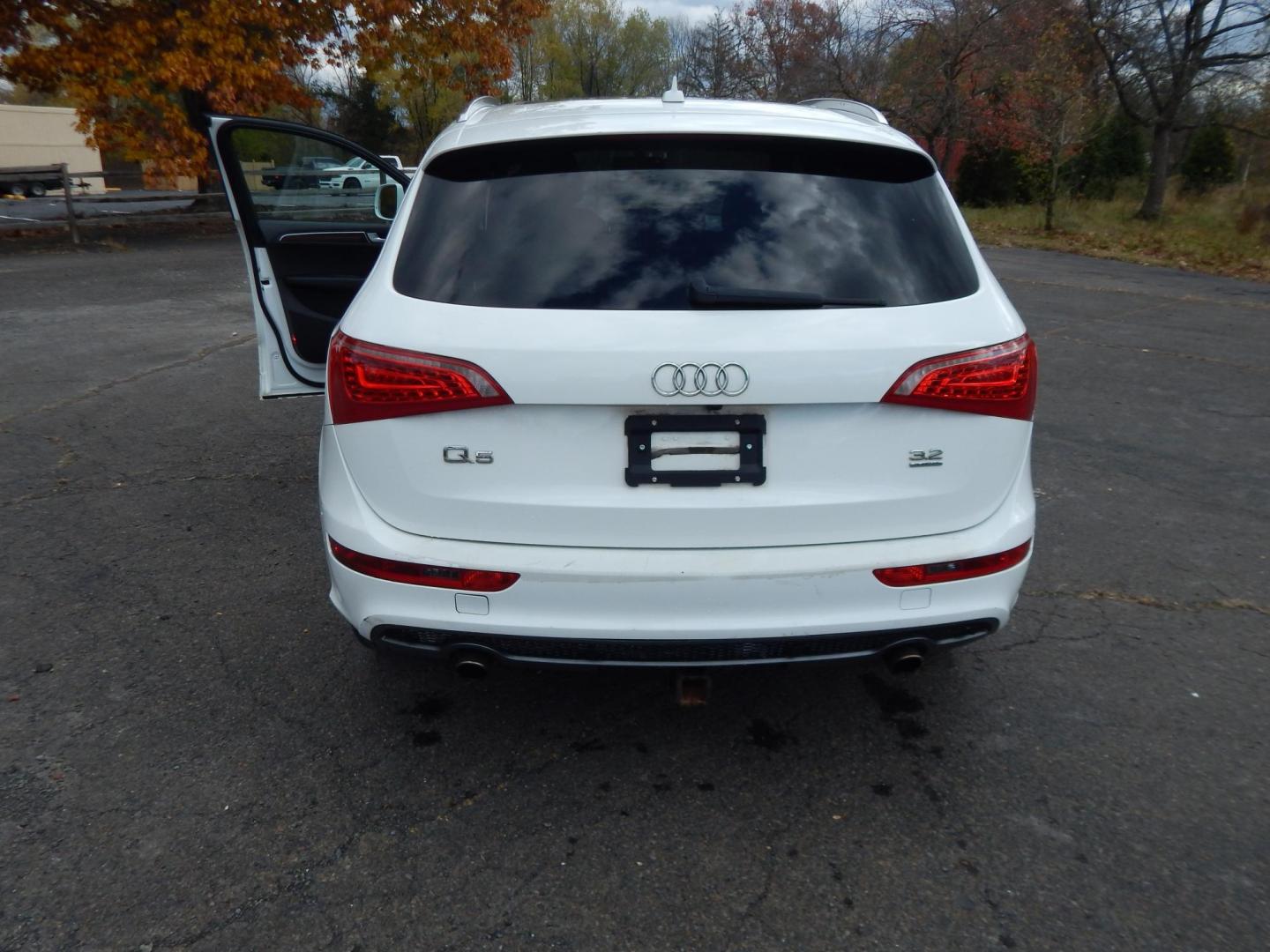 2011 White /Brown Audi Q5 3.2 quattro Premium Plus (WA1DKAFP9BA) with an 3.2L V6 DOHC 24V engine, 6-Speed Automatic transmission, located at 6528 Lower York Road, New Hope, PA, 18938, (215) 862-9555, 40.358707, -74.977882 - Photo#9