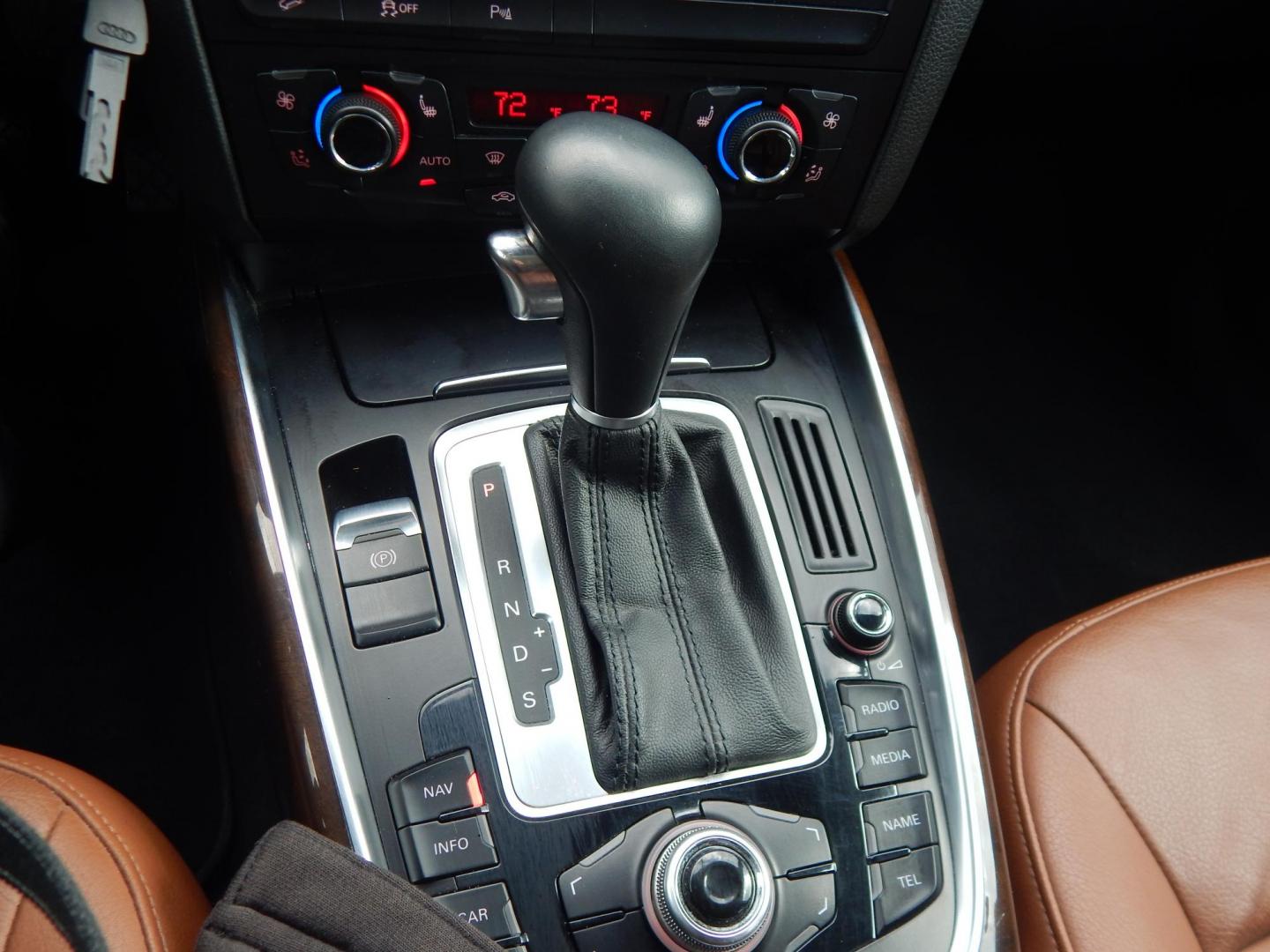 2011 White /Brown Audi Q5 3.2 quattro Premium Plus (WA1DKAFP9BA) with an 3.2L V6 DOHC 24V engine, 6-Speed Automatic transmission, located at 6528 Lower York Road, New Hope, PA, 18938, (215) 862-9555, 40.358707, -74.977882 - Photo#12