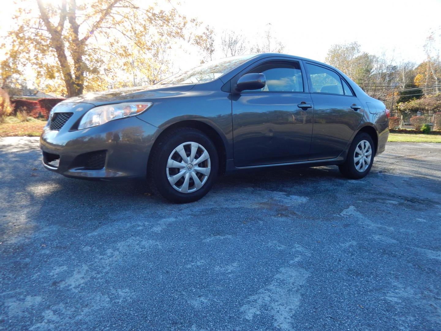 2009 Gray /Gray Toyota Corolla LE (JTDBL40E399) with an 1.8L L4 DOHC 16V engine, 5-Speed Automatic Overdrive transmission, located at 6528 Lower York Road, New Hope, PA, 18938, (215) 862-9555, 40.358707, -74.977882 - Here we have a one family owned Toyota Corolla with a 1.8L 4 cylinder engine putting power to the front wheels via an automatic transmission. Options include: gray cloth, keyless entry, manual moving seats, AC, heat, front window defrost, rear window defrost, AM/FM/CD/SAT/AUX radio, cruise control, - Photo#1