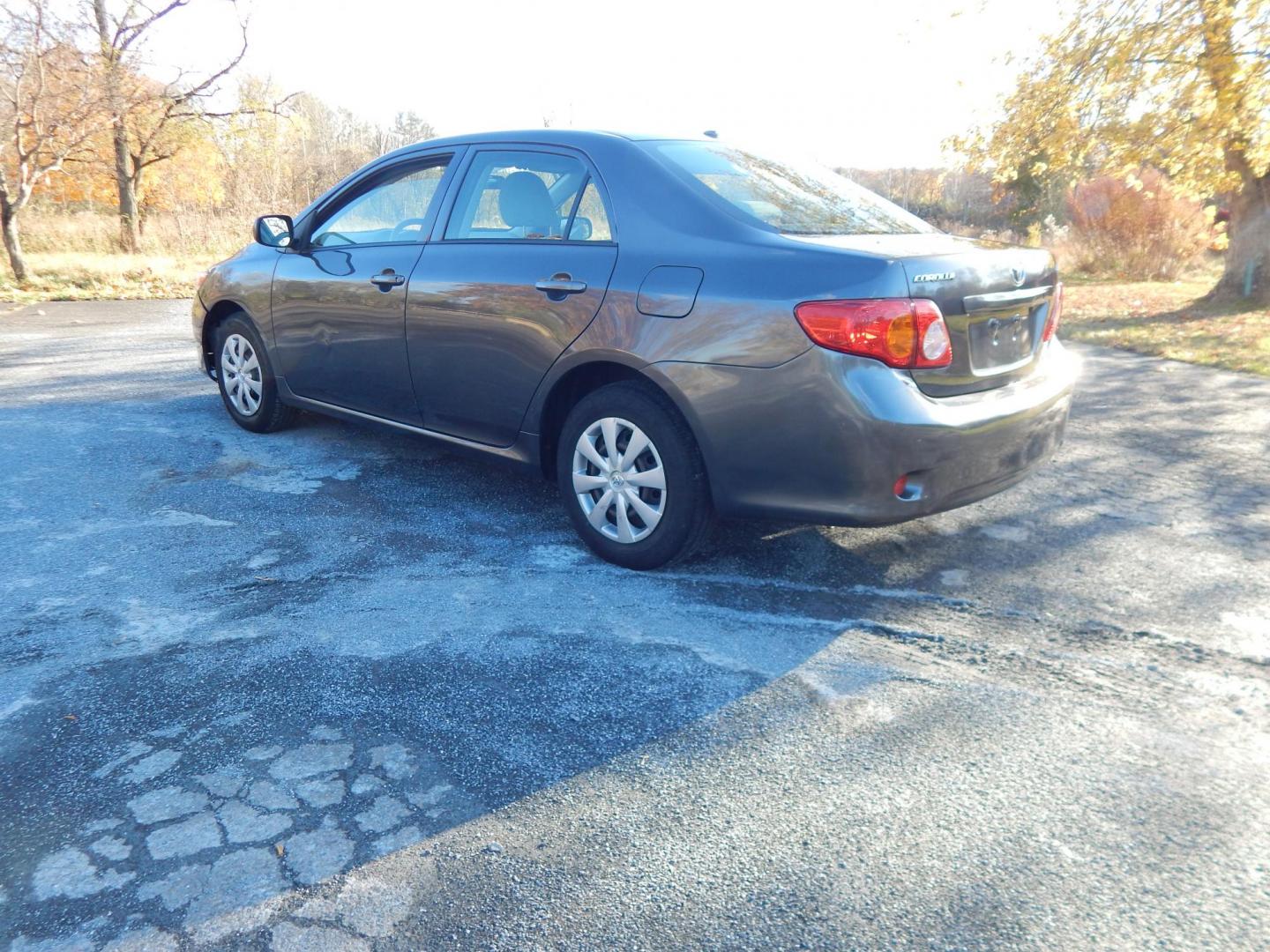 2009 Gray /Gray Toyota Corolla LE (JTDBL40E399) with an 1.8L L4 DOHC 16V engine, 5-Speed Automatic Overdrive transmission, located at 6528 Lower York Road, New Hope, PA, 18938, (215) 862-9555, 40.358707, -74.977882 - Here we have a one family owned Toyota Corolla with a 1.8L 4 cylinder engine putting power to the front wheels via an automatic transmission. Options include: gray cloth, keyless entry, manual moving seats, AC, heat, front window defrost, rear window defrost, AM/FM/CD/SAT/AUX radio, cruise control, - Photo#5