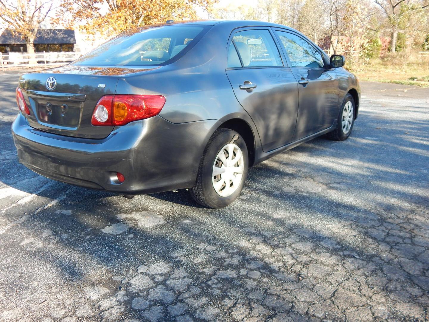 2009 Gray /Gray Toyota Corolla LE (JTDBL40E399) with an 1.8L L4 DOHC 16V engine, 5-Speed Automatic Overdrive transmission, located at 6528 Lower York Road, New Hope, PA, 18938, (215) 862-9555, 40.358707, -74.977882 - Here we have a one family owned Toyota Corolla with a 1.8L 4 cylinder engine putting power to the front wheels via an automatic transmission. Options include: gray cloth, keyless entry, manual moving seats, AC, heat, front window defrost, rear window defrost, AM/FM/CD/SAT/AUX radio, cruise control, - Photo#2