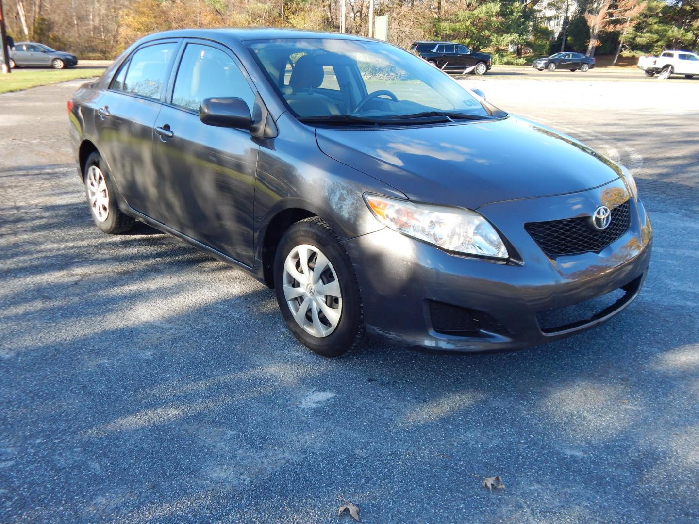 2009 Gray /Gray Toyota Corolla LE (JTDBL40E399) with an 1.8L L4 DOHC 16V engine, 5-Speed Automatic Overdrive transmission, located at 6528 Lower York Road, New Hope, PA, 18938, (215) 862-9555, 40.358707, -74.977882 - Here we have a one family owned Toyota Corolla with a 1.8L 4 cylinder engine putting power to the front wheels via an automatic transmission. Options include: gray cloth, keyless entry, manual moving seats, AC, heat, front window defrost, rear window defrost, AM/FM/CD/SAT/AUX radio, cruise control, - Photo#0