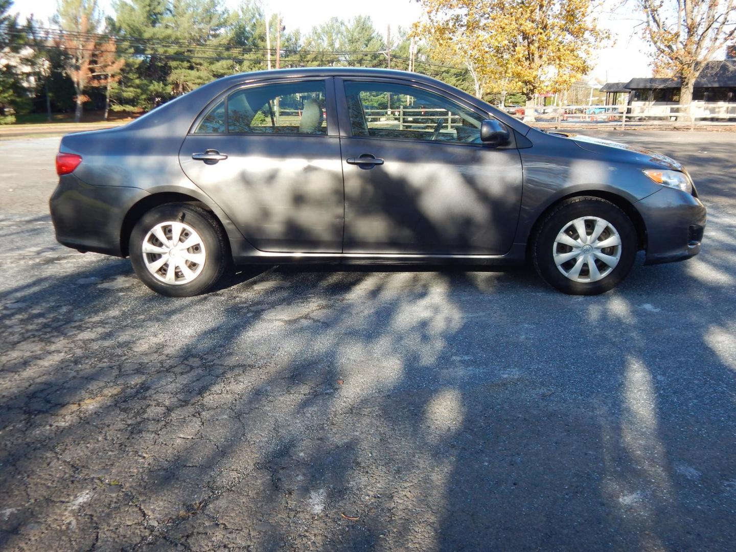 2009 Gray /Gray Toyota Corolla LE (JTDBL40E399) with an 1.8L L4 DOHC 16V engine, 5-Speed Automatic Overdrive transmission, located at 6528 Lower York Road, New Hope, PA, 18938, (215) 862-9555, 40.358707, -74.977882 - Here we have a one family owned Toyota Corolla with a 1.8L 4 cylinder engine putting power to the front wheels via an automatic transmission. Options include: gray cloth, keyless entry, manual moving seats, AC, heat, front window defrost, rear window defrost, AM/FM/CD/SAT/AUX radio, cruise control, - Photo#3