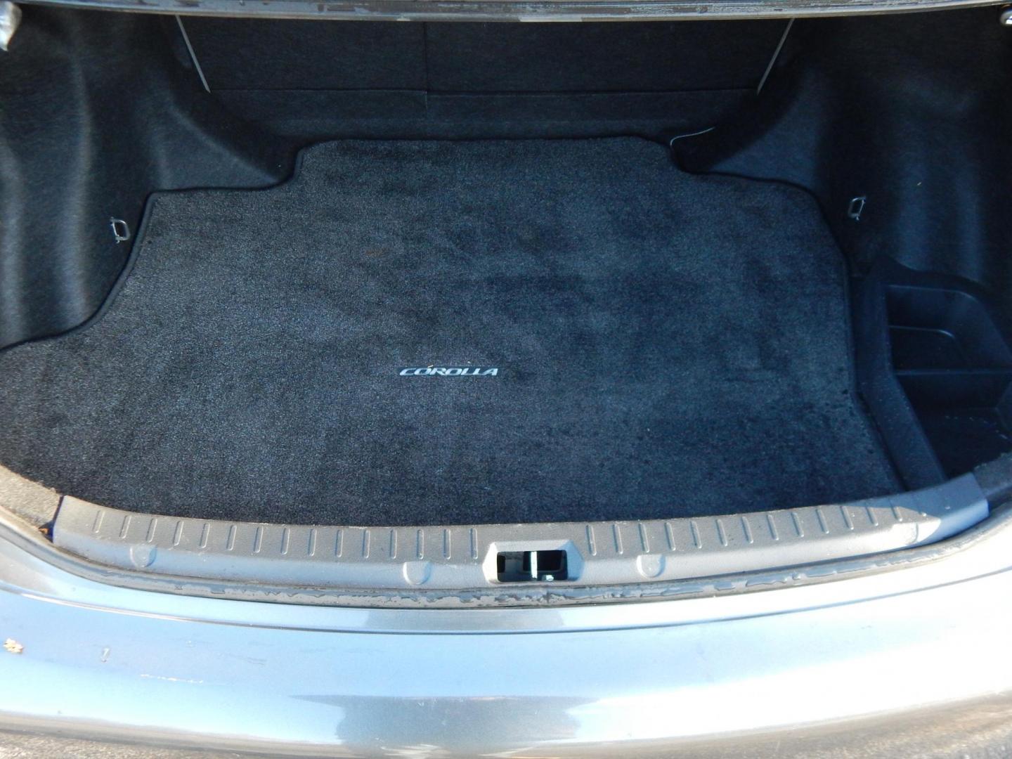 2009 Gray /Gray Toyota Corolla LE (JTDBL40E399) with an 1.8L L4 DOHC 16V engine, 5-Speed Automatic Overdrive transmission, located at 6528 Lower York Road, New Hope, PA, 18938, (215) 862-9555, 40.358707, -74.977882 - Here we have a one family owned Toyota Corolla with a 1.8L 4 cylinder engine putting power to the front wheels via an automatic transmission. Options include: gray cloth, keyless entry, manual moving seats, AC, heat, front window defrost, rear window defrost, AM/FM/CD/SAT/AUX radio, cruise control, - Photo#14