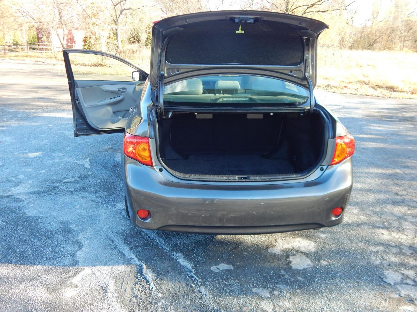 2009 Gray /Gray Toyota Corolla LE (JTDBL40E399) with an 1.8L L4 DOHC 16V engine, 5-Speed Automatic Overdrive transmission, located at 6528 Lower York Road, New Hope, PA, 18938, (215) 862-9555, 40.358707, -74.977882 - Here we have a one family owned Toyota Corolla with a 1.8L 4 cylinder engine putting power to the front wheels via an automatic transmission. Options include: gray cloth, keyless entry, manual moving seats, AC, heat, front window defrost, rear window defrost, AM/FM/CD/SAT/AUX radio, cruise control, - Photo#15