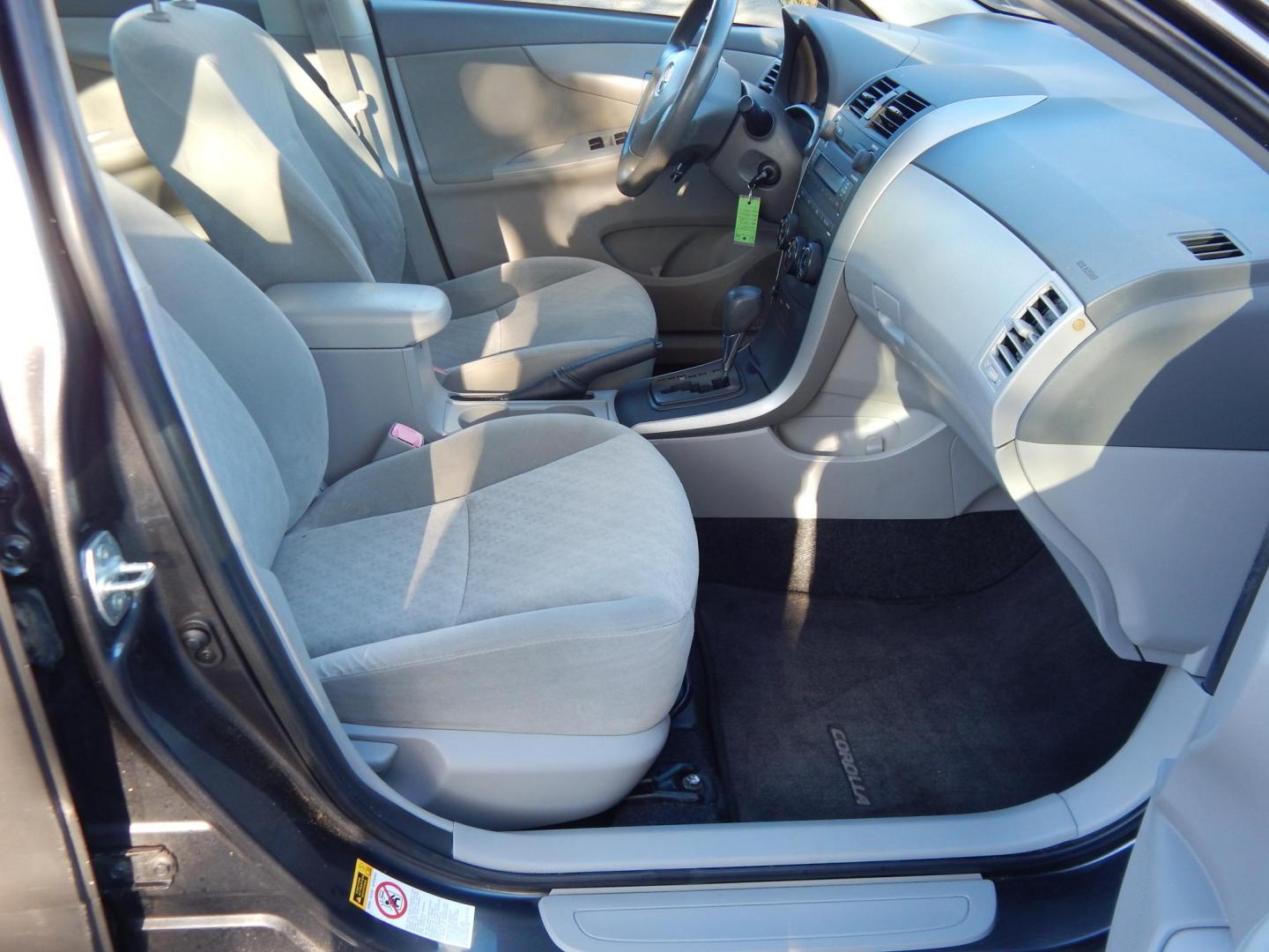 2009 Gray /Gray Toyota Corolla LE (JTDBL40E399) with an 1.8L L4 DOHC 16V engine, 5-Speed Automatic Overdrive transmission, located at 6528 Lower York Road, New Hope, PA, 18938, (215) 862-9555, 40.358707, -74.977882 - Here we have a one family owned Toyota Corolla with a 1.8L 4 cylinder engine putting power to the front wheels via an automatic transmission. Options include: gray cloth, keyless entry, manual moving seats, AC, heat, front window defrost, rear window defrost, AM/FM/CD/SAT/AUX radio, cruise control, - Photo#8