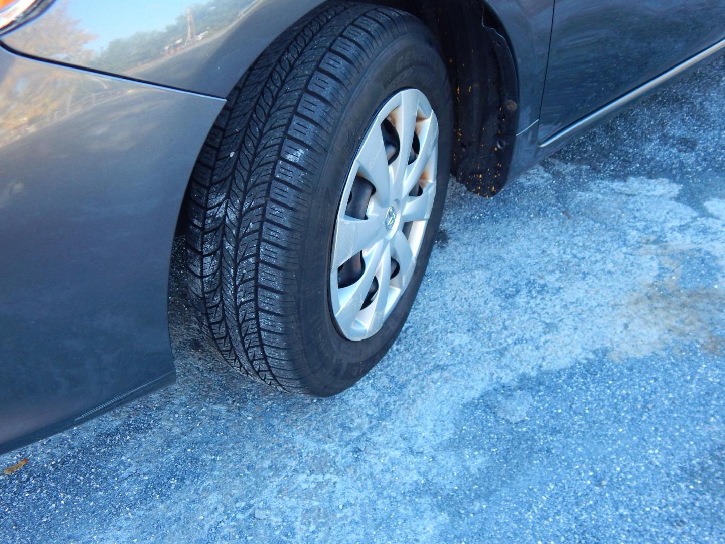 2009 Gray /Gray Toyota Corolla LE (JTDBL40E399) with an 1.8L L4 DOHC 16V engine, 5-Speed Automatic Overdrive transmission, located at 6528 Lower York Road, New Hope, PA, 18938, (215) 862-9555, 40.358707, -74.977882 - Here we have a one family owned Toyota Corolla with a 1.8L 4 cylinder engine putting power to the front wheels via an automatic transmission. Options include: gray cloth, keyless entry, manual moving seats, AC, heat, front window defrost, rear window defrost, AM/FM/CD/SAT/AUX radio, cruise control, - Photo#18