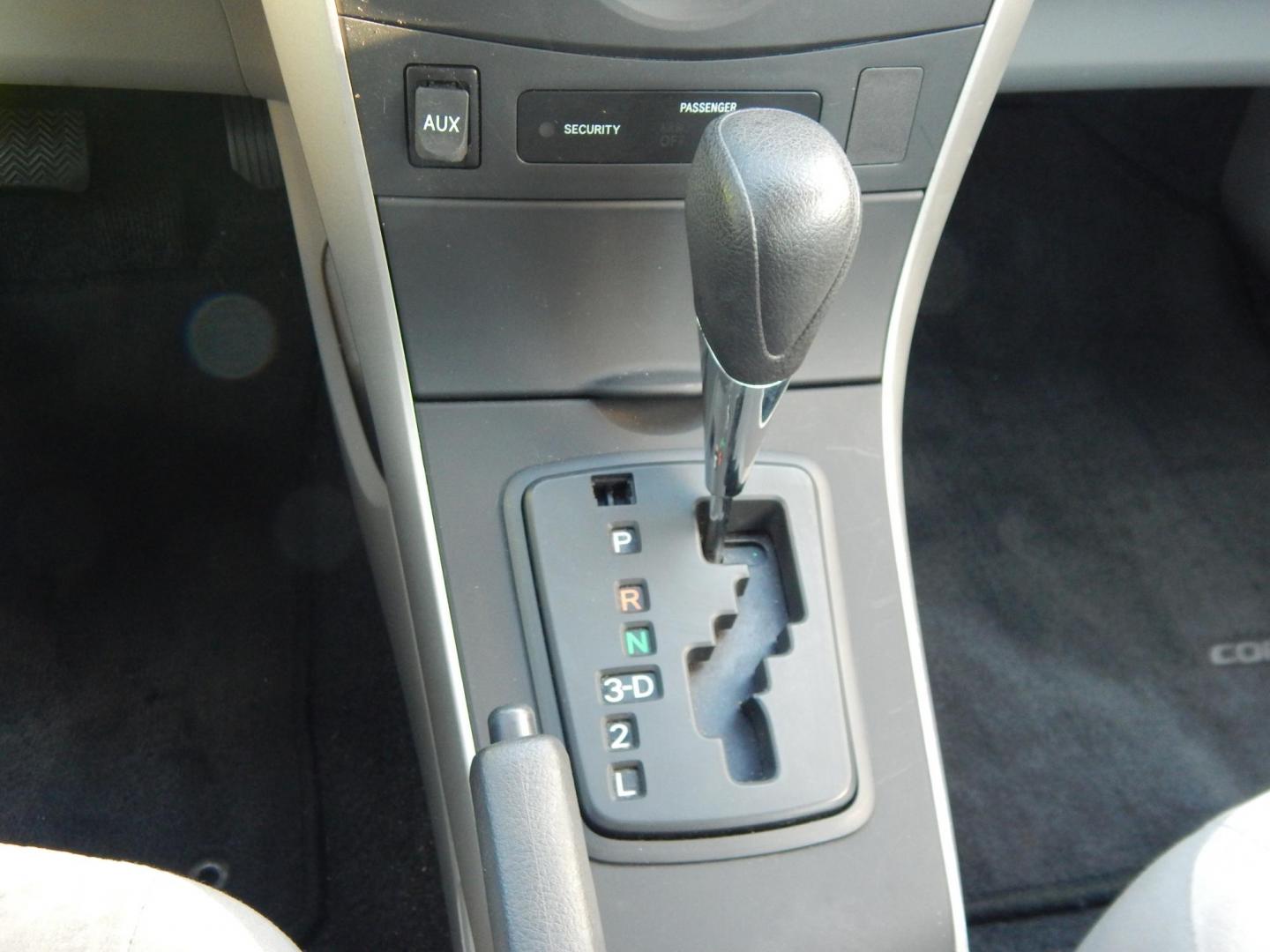 2009 Gray /Gray Toyota Corolla LE (JTDBL40E399) with an 1.8L L4 DOHC 16V engine, 5-Speed Automatic Overdrive transmission, located at 6528 Lower York Road, New Hope, PA, 18938, (215) 862-9555, 40.358707, -74.977882 - Here we have a one family owned Toyota Corolla with a 1.8L 4 cylinder engine putting power to the front wheels via an automatic transmission. Options include: gray cloth, keyless entry, manual moving seats, AC, heat, front window defrost, rear window defrost, AM/FM/CD/SAT/AUX radio, cruise control, - Photo#21