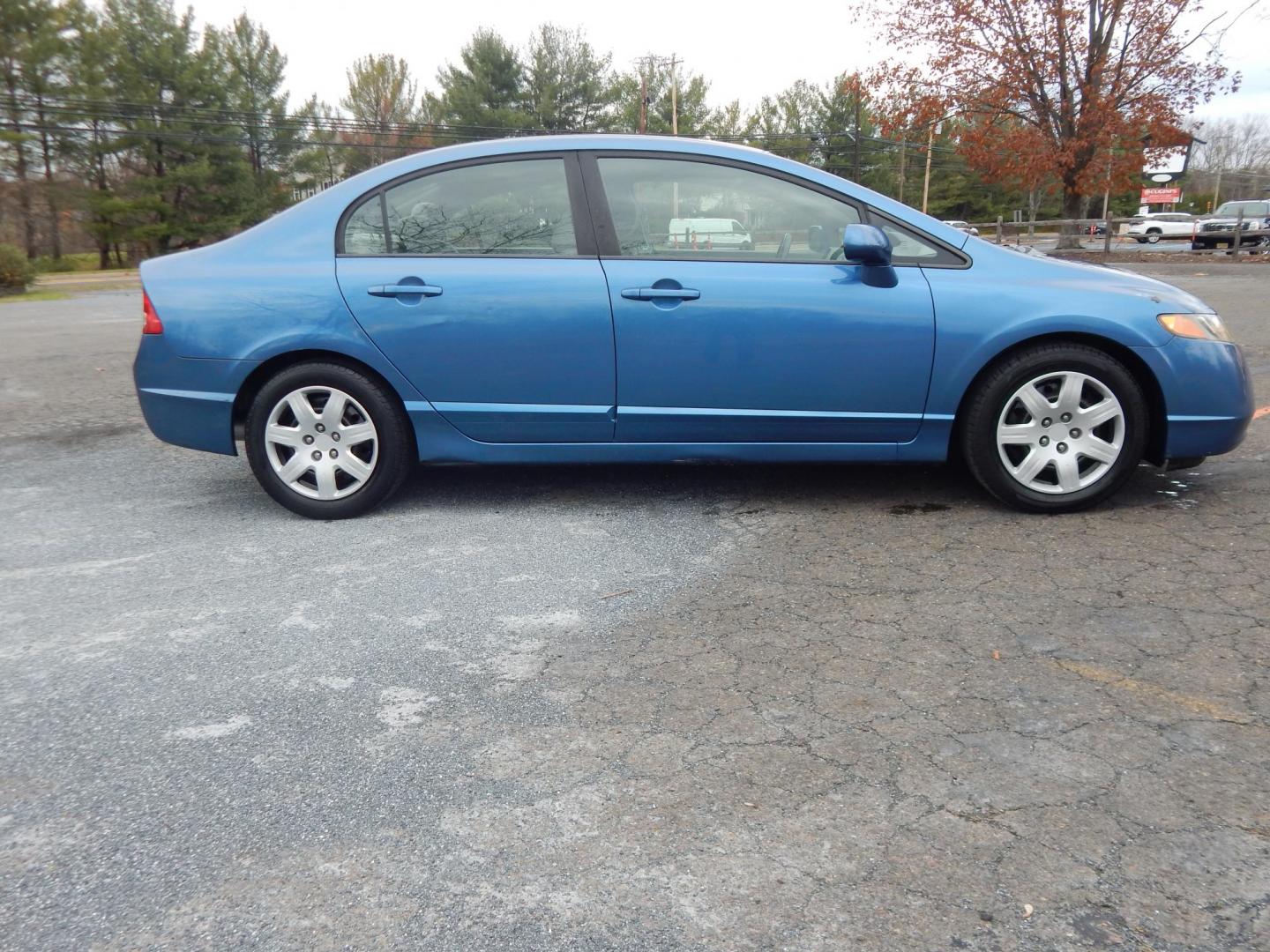 2008 Blue /Gray Honda Civic LX Sedan (1HGFA15528L) with an 1.8L L4 SOHC 16V engine, 5-Speed Manual Overdrive transmission, located at 6528 Lower York Road, New Hope, PA, 18938, (215) 862-9555, 40.358707, -74.977882 - Here we have a ONE OWNER, Honda Civic with a 1.8L inline 4 cylinder engine putting power to the front wheels via a smooth shifting 5 speed manual transmission. Options include: gray cloth, manual seats, AC, heat, AM/FM/CD/AUX radio, tilt steering wheel, cruise control, power windows/locks/mirrors an - Photo#4