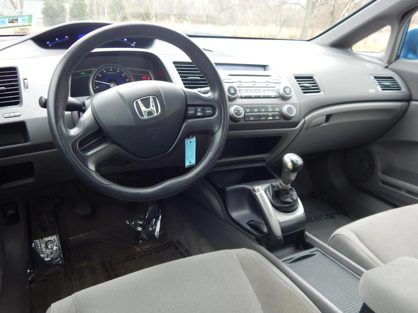 2008 Blue /Gray Honda Civic LX Sedan (1HGFA15528L) with an 1.8L L4 SOHC 16V engine, 5-Speed Manual Overdrive transmission, located at 6528 Lower York Road, New Hope, PA, 18938, (215) 862-9555, 40.358707, -74.977882 - Here we have a ONE OWNER, Honda Civic with a 1.8L inline 4 cylinder engine putting power to the front wheels via a smooth shifting 5 speed manual transmission. Options include: gray cloth, manual seats, AC, heat, AM/FM/CD/AUX radio, tilt steering wheel, cruise control, power windows/locks/mirrors an - Photo#11