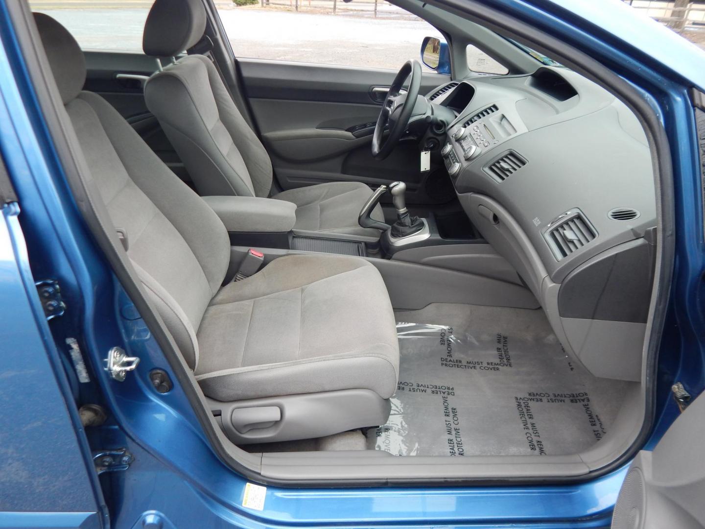 2008 Blue /Gray Honda Civic LX Sedan (1HGFA15528L) with an 1.8L L4 SOHC 16V engine, 5-Speed Manual Overdrive transmission, located at 6528 Lower York Road, New Hope, PA, 18938, (215) 862-9555, 40.358707, -74.977882 - Here we have a ONE OWNER, Honda Civic with a 1.8L inline 4 cylinder engine putting power to the front wheels via a smooth shifting 5 speed manual transmission. Options include: gray cloth, manual seats, AC, heat, AM/FM/CD/AUX radio, tilt steering wheel, cruise control, power windows/locks/mirrors an - Photo#15