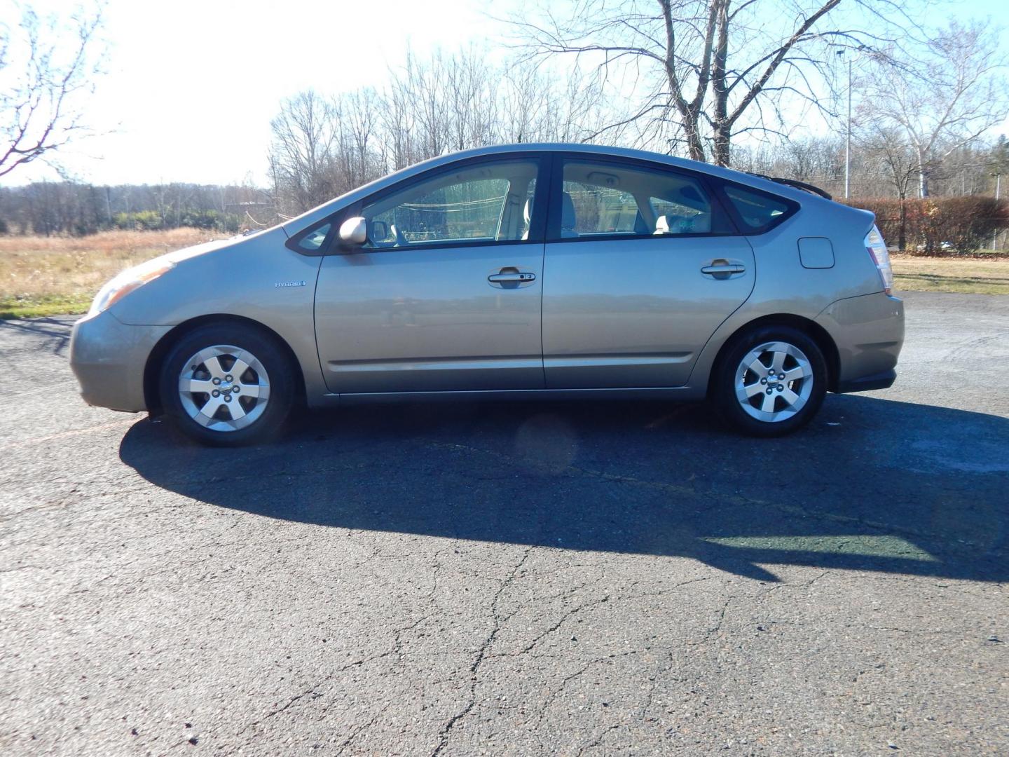 2006 Gold /Tan Toyota Prius 4-Door Liftback (JTDKB20U563) with an 1.5L L4 DOHC 16V HYBRID engine, Automatic CVT Overdrive transmission, located at 6528 Lower York Road, New Hope, PA, 18938, (215) 862-9555, 40.358707, -74.977882 - Here we have a 2006 Toyota Prius with a new refurbished hybrid battery and a new starting battery! This Prius has a 1.5L inline 4 cylinder hybrid engine putting power to the front wheels via an automatic transmission. Options include: tan cloth, manual seats, AM/FM/SAT/DISC/AUX radio, heat, A/C, cru - Photo#1