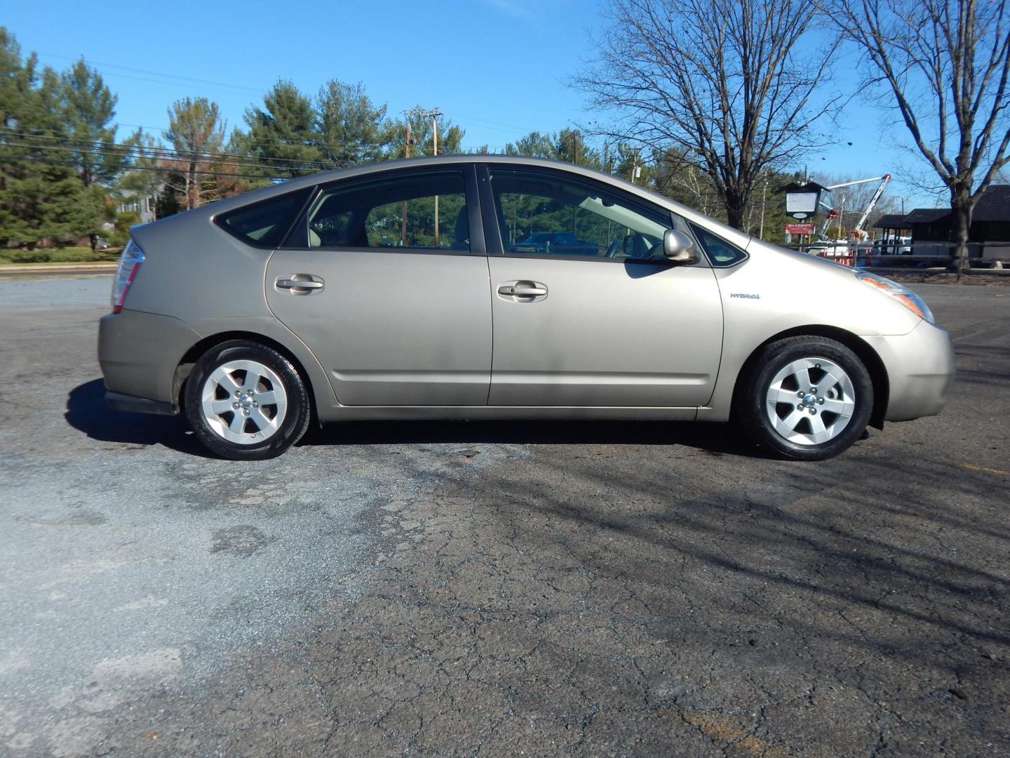 2006 Gold /Tan Toyota Prius 4-Door Liftback (JTDKB20U563) with an 1.5L L4 DOHC 16V HYBRID engine, Automatic CVT Overdrive transmission, located at 6528 Lower York Road, New Hope, PA, 18938, (215) 862-9555, 40.358707, -74.977882 - Here we have a 2006 Toyota Prius with a new refurbished hybrid battery and a new starting battery! This Prius has a 1.5L inline 4 cylinder hybrid engine putting power to the front wheels via an automatic transmission. Options include: tan cloth, manual seats, AM/FM/SAT/DISC/AUX radio, heat, A/C, cru - Photo#4
