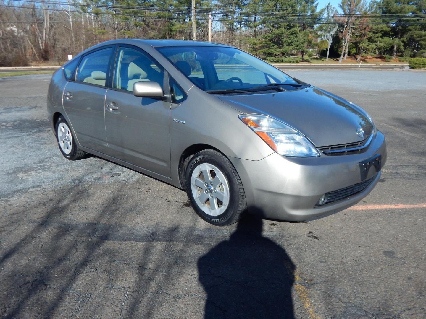 2006 Gold /Tan Toyota Prius 4-Door Liftback (JTDKB20U563) with an 1.5L L4 DOHC 16V HYBRID engine, Automatic CVT Overdrive transmission, located at 6528 Lower York Road, New Hope, PA, 18938, (215) 862-9555, 40.358707, -74.977882 - Here we have a 2006 Toyota Prius with a new refurbished hybrid battery and a new starting battery! This Prius has a 1.5L inline 4 cylinder hybrid engine putting power to the front wheels via an automatic transmission. Options include: tan cloth, manual seats, AM/FM/SAT/DISC/AUX radio, heat, A/C, cru - Photo#5
