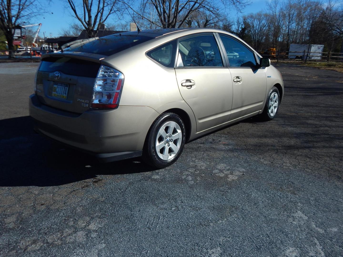 2006 Gold /Tan Toyota Prius 4-Door Liftback (JTDKB20U563) with an 1.5L L4 DOHC 16V HYBRID engine, Automatic CVT Overdrive transmission, located at 6528 Lower York Road, New Hope, PA, 18938, (215) 862-9555, 40.358707, -74.977882 - Here we have a 2006 Toyota Prius with a new refurbished hybrid battery and a new starting battery! This Prius has a 1.5L inline 4 cylinder hybrid engine putting power to the front wheels via an automatic transmission. Options include: tan cloth, manual seats, AM/FM/SAT/DISC/AUX radio, heat, A/C, cru - Photo#3