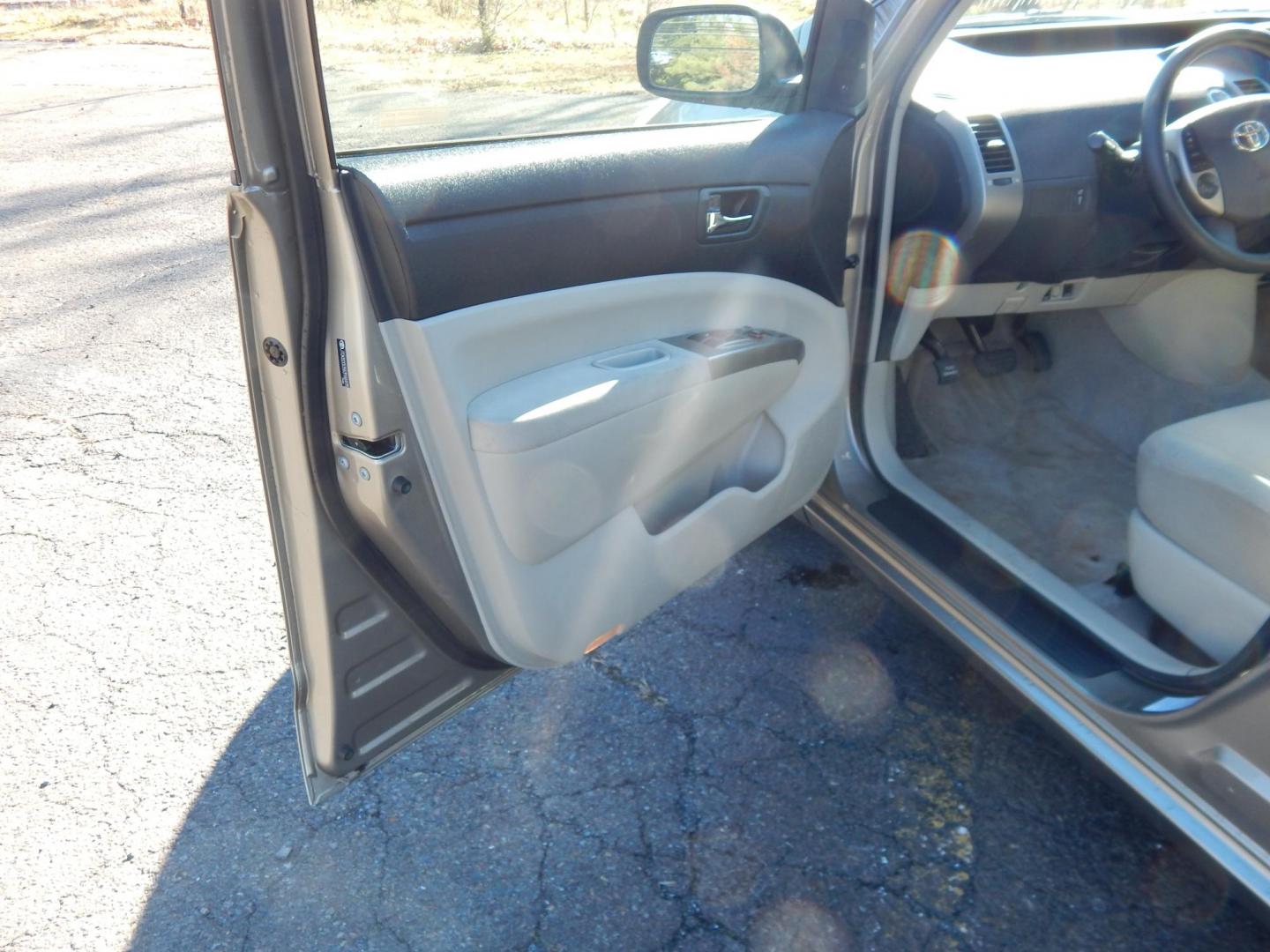 2006 Gold /Tan Toyota Prius 4-Door Liftback (JTDKB20U563) with an 1.5L L4 DOHC 16V HYBRID engine, Automatic CVT Overdrive transmission, located at 6528 Lower York Road, New Hope, PA, 18938, (215) 862-9555, 40.358707, -74.977882 - Here we have a 2006 Toyota Prius with a new refurbished hybrid battery and a new starting battery! This Prius has a 1.5L inline 4 cylinder hybrid engine putting power to the front wheels via an automatic transmission. Options include: tan cloth, manual seats, AM/FM/SAT/DISC/AUX radio, heat, A/C, cru - Photo#8