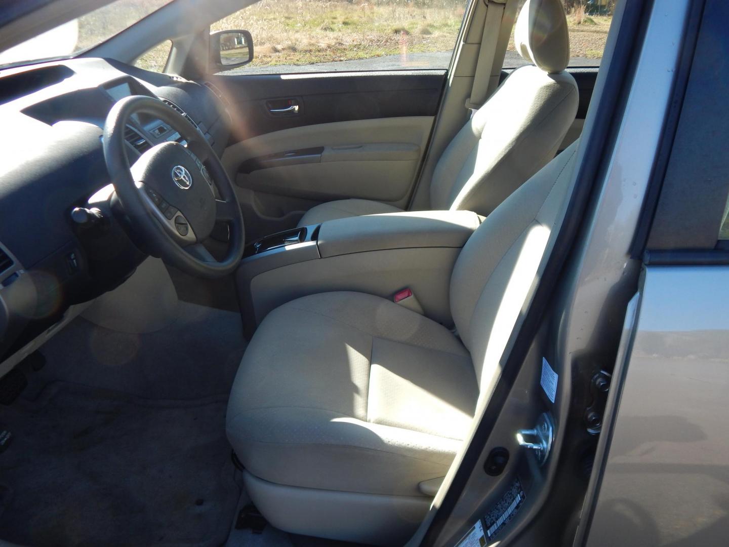 2006 Gold /Tan Toyota Prius 4-Door Liftback (JTDKB20U563) with an 1.5L L4 DOHC 16V HYBRID engine, Automatic CVT Overdrive transmission, located at 6528 Lower York Road, New Hope, PA, 18938, (215) 862-9555, 40.358707, -74.977882 - Here we have a 2006 Toyota Prius with a new refurbished hybrid battery and a new starting battery! This Prius has a 1.5L inline 4 cylinder hybrid engine putting power to the front wheels via an automatic transmission. Options include: tan cloth, manual seats, AM/FM/SAT/DISC/AUX radio, heat, A/C, cru - Photo#9