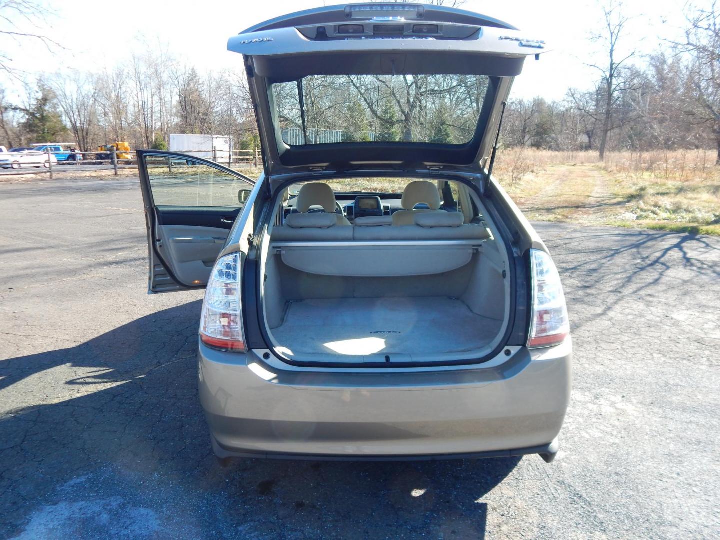 2006 Gold /Tan Toyota Prius 4-Door Liftback (JTDKB20U563) with an 1.5L L4 DOHC 16V HYBRID engine, Automatic CVT Overdrive transmission, located at 6528 Lower York Road, New Hope, PA, 18938, (215) 862-9555, 40.358707, -74.977882 - Here we have a 2006 Toyota Prius with a new refurbished hybrid battery and a new starting battery! This Prius has a 1.5L inline 4 cylinder hybrid engine putting power to the front wheels via an automatic transmission. Options include: tan cloth, manual seats, AM/FM/SAT/DISC/AUX radio, heat, A/C, cru - Photo#13