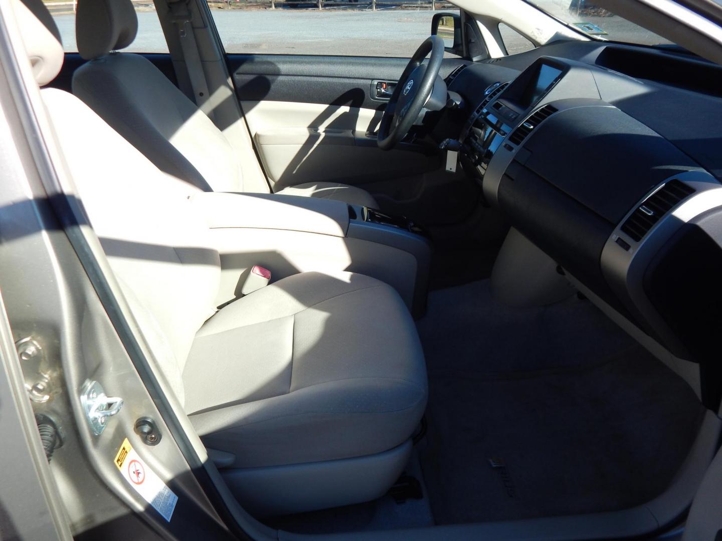 2006 Gold /Tan Toyota Prius 4-Door Liftback (JTDKB20U563) with an 1.5L L4 DOHC 16V HYBRID engine, Automatic CVT Overdrive transmission, located at 6528 Lower York Road, New Hope, PA, 18938, (215) 862-9555, 40.358707, -74.977882 - Here we have a 2006 Toyota Prius with a new refurbished hybrid battery and a new starting battery! This Prius has a 1.5L inline 4 cylinder hybrid engine putting power to the front wheels via an automatic transmission. Options include: tan cloth, manual seats, AM/FM/SAT/DISC/AUX radio, heat, A/C, cru - Photo#15