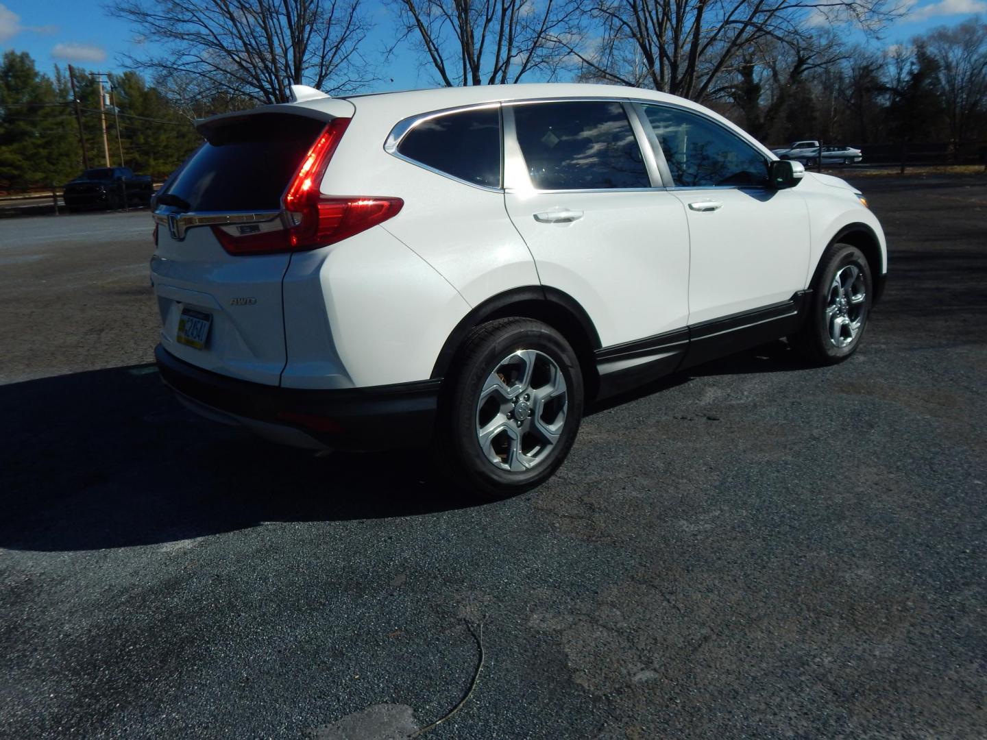 2019 White /Tan Honda CR-V EX AWD (5J6RW2H57KL) with an 1.5L L4 16V DOHC TURBO engine, CVT transmission, located at 6528 Lower York Road, New Hope, PA, 18938, (215) 862-9555, 40.358707, -74.977882 - Here we have a very clean, low millage, Honda CRV with a 1.5L inline 4 cylinder engine putting power to an automatic AWD transmission. Options include: tan cloth, drivers power seat, sunroof, heated front seats, dual climate controls, AM/FM/SIR/BLUETOOTH radio, back up camera, tilt steering wheel, p - Photo#4