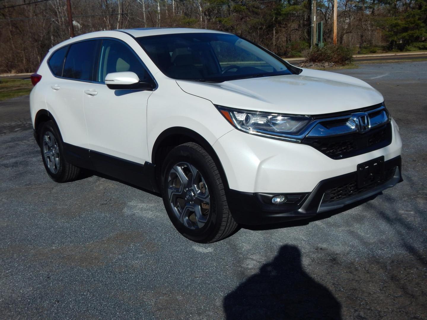 2019 White /Tan Honda CR-V EX AWD (5J6RW2H57KL) with an 1.5L L4 16V DOHC TURBO engine, CVT transmission, located at 6528 Lower York Road, New Hope, PA, 18938, (215) 862-9555, 40.358707, -74.977882 - Here we have a very clean, low millage, Honda CRV with a 1.5L inline 4 cylinder engine putting power to an automatic AWD transmission. Options include: tan cloth, drivers power seat, sunroof, heated front seats, dual climate controls, AM/FM/SIR/BLUETOOTH radio, back up camera, tilt steering wheel, p - Photo#0