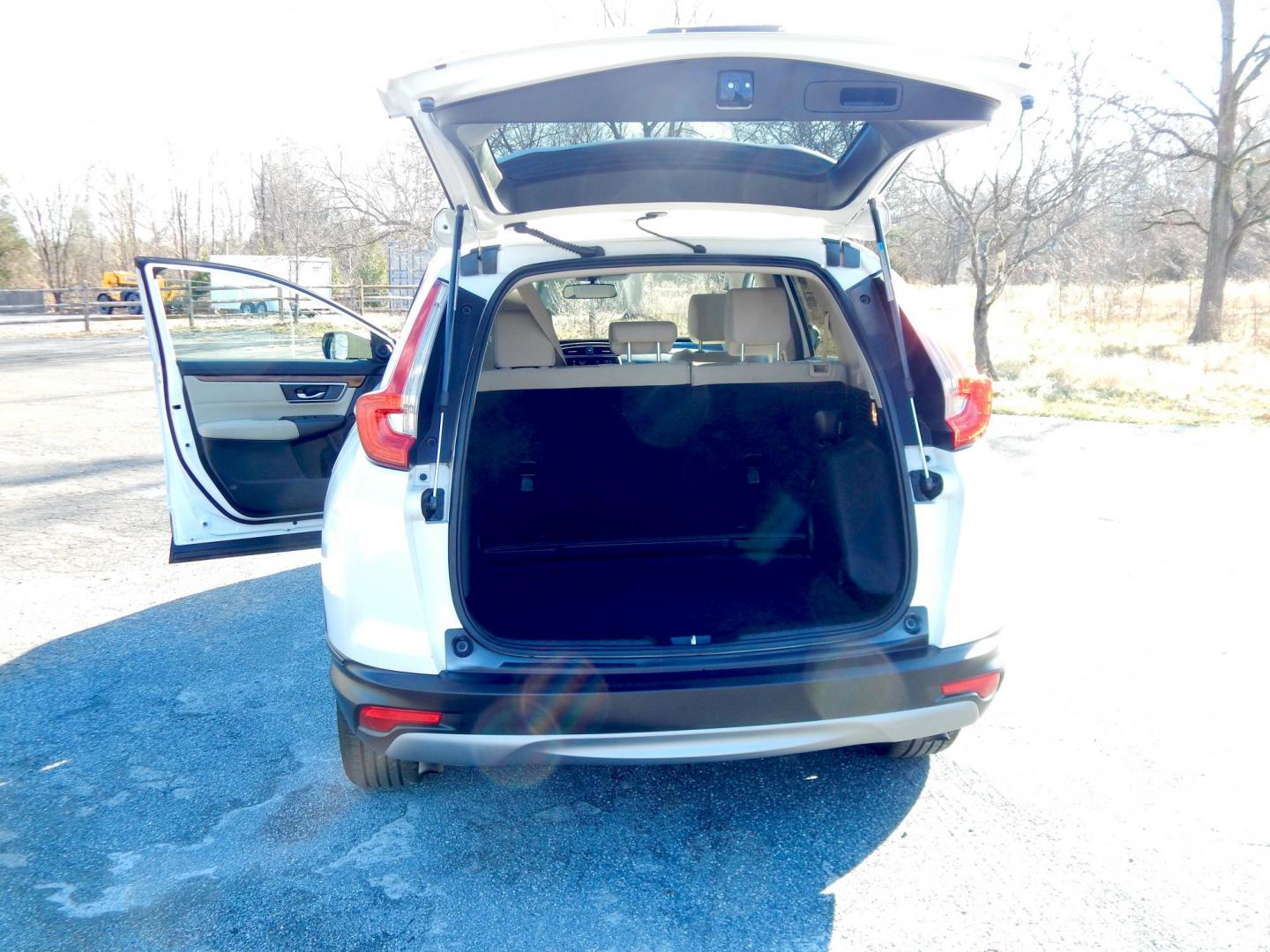 2019 White /Tan Honda CR-V EX AWD (5J6RW2H57KL) with an 1.5L L4 16V DOHC TURBO engine, CVT transmission, located at 6528 Lower York Road, New Hope, PA, 18938, (215) 862-9555, 40.358707, -74.977882 - Here we have a very clean, low millage, Honda CRV with a 1.5L inline 4 cylinder engine putting power to an automatic AWD transmission. Options include: tan cloth, drivers power seat, sunroof, heated front seats, dual climate controls, AM/FM/SIR/BLUETOOTH radio, back up camera, tilt steering wheel, p - Photo#10