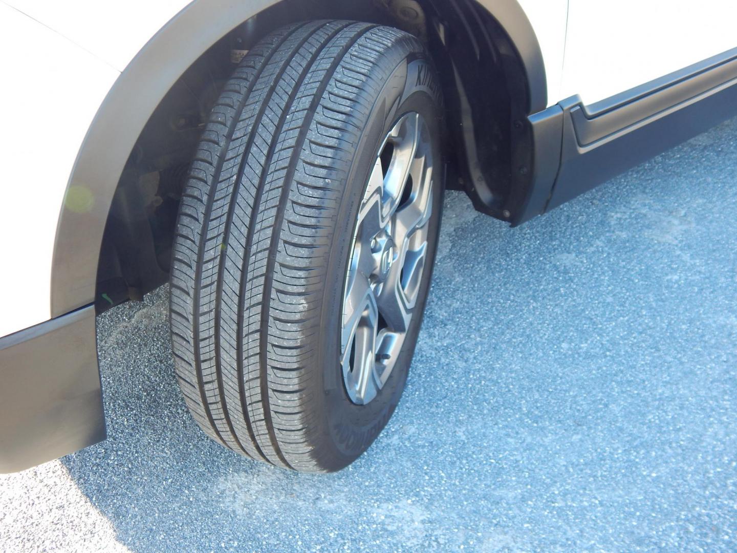 2019 White /Tan Honda CR-V EX AWD (5J6RW2H57KL) with an 1.5L L4 16V DOHC TURBO engine, CVT transmission, located at 6528 Lower York Road, New Hope, PA, 18938, (215) 862-9555, 40.358707, -74.977882 - Here we have a very clean, low millage, Honda CRV with a 1.5L inline 4 cylinder engine putting power to an automatic AWD transmission. Options include: tan cloth, drivers power seat, sunroof, heated front seats, dual climate controls, AM/FM/SIR/BLUETOOTH radio, back up camera, tilt steering wheel, p - Photo#19