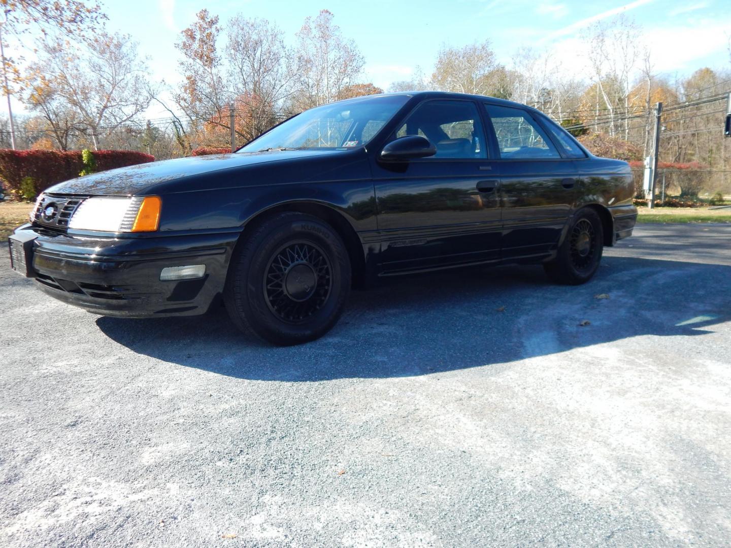1990 Black /Black Ford Taurus SHO (1FACP54Y1LA) with an 3.0L V6 DOHC 24V engine, 5-Speed Manual Overdrive transmission, located at 6528 Lower York Road, New Hope, PA, 18938, (215) 862-9555, 40.358707, -74.977882 - Here we have a very nicely kept Ford Taurus SHO with a 3.0L V6 putting power to the front wheels via a 5 speed manual transmission. Options include: black leather, power seats, aftermarket JVC radio, heat and AC controls, sunroof, cruise control, tilt steering wheel, power windows/locks/mirrors, pow - Photo#1