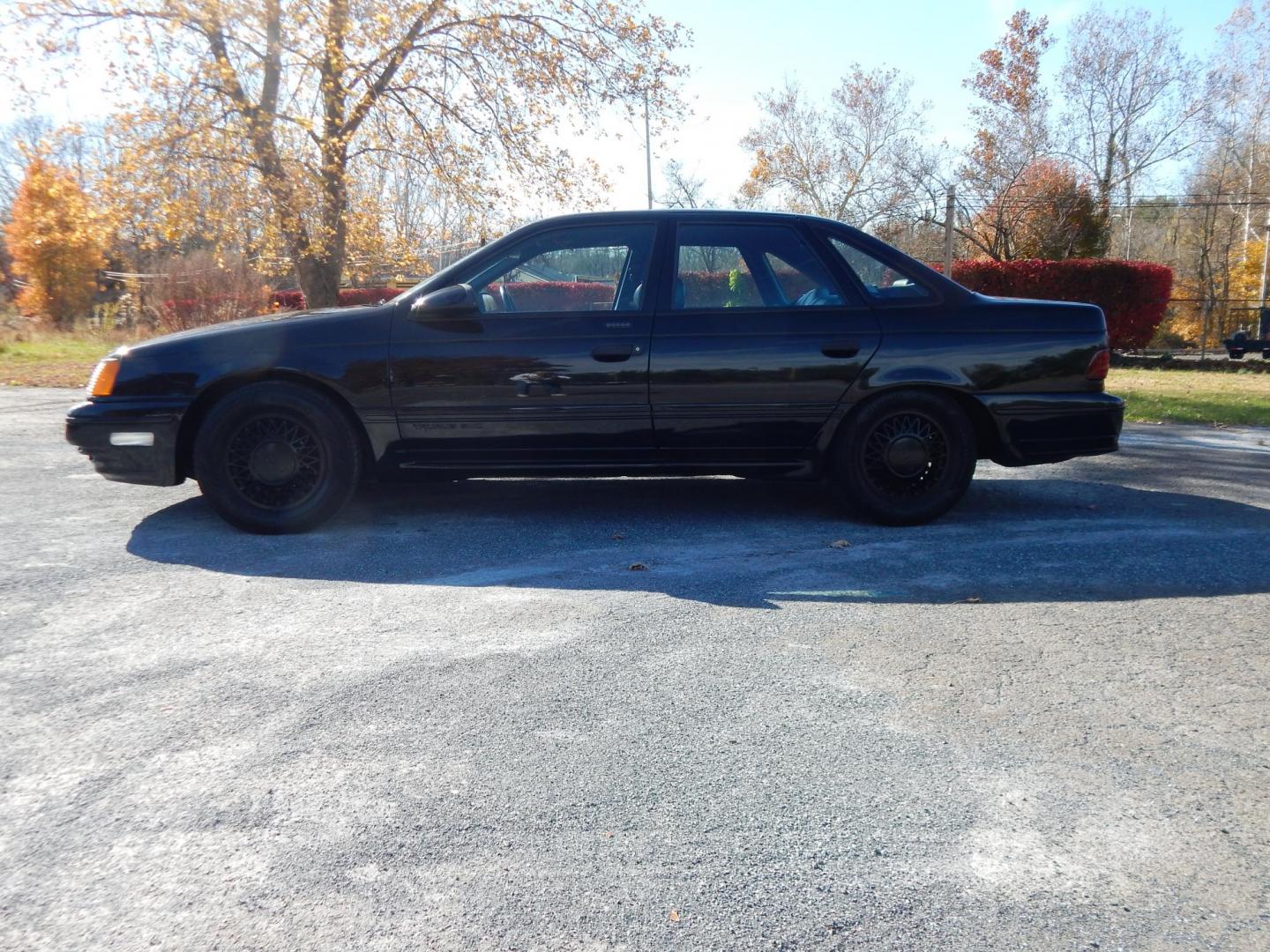 1990 Black /Black Ford Taurus SHO (1FACP54Y1LA) with an 3.0L V6 DOHC 24V engine, 5-Speed Manual Overdrive transmission, located at 6528 Lower York Road, New Hope, PA, 18938, (215) 862-9555, 40.358707, -74.977882 - Here we have a very nicely kept Ford Taurus SHO with a 3.0L V6 putting power to the front wheels via a 5 speed manual transmission. Options include: black leather, power seats, aftermarket JVC radio, heat and AC controls, sunroof, cruise control, tilt steering wheel, power windows/locks/mirrors, pow - Photo#4